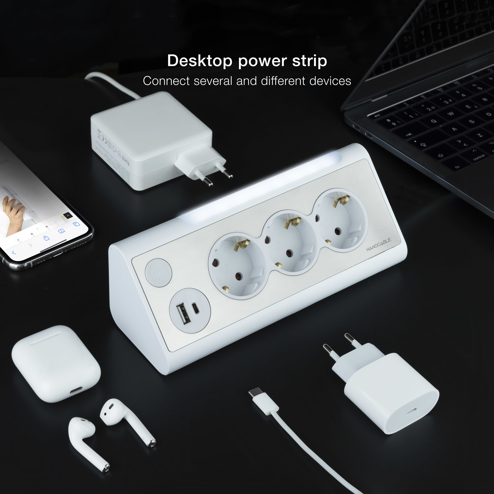 Witte stekkerdoos met drie stopcontacten, USB-poorten en een voedingsadapter, met een smartphone en AirPods.