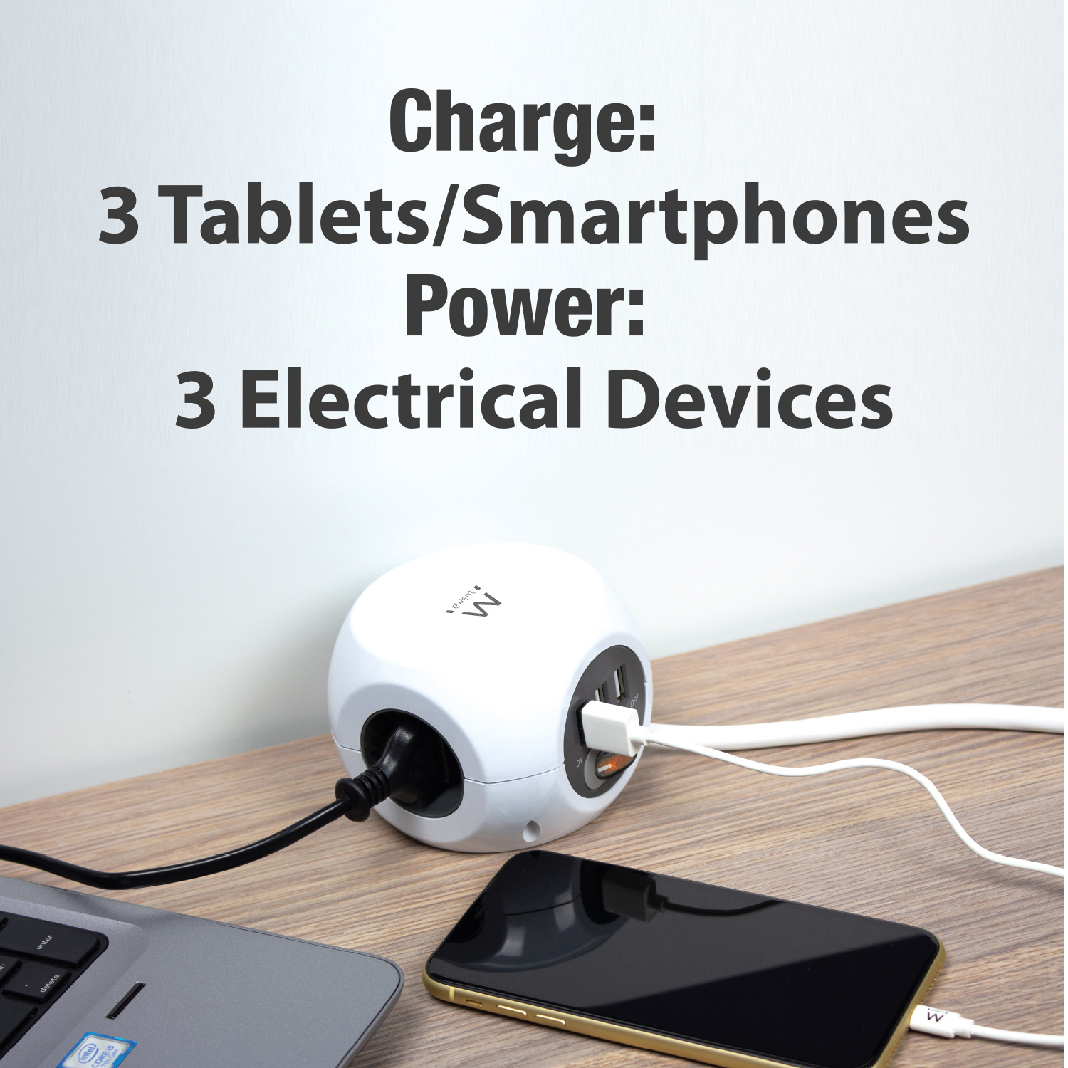 Biała kostka zasilająca z portami i ładowaniem smartfona. Tekst.