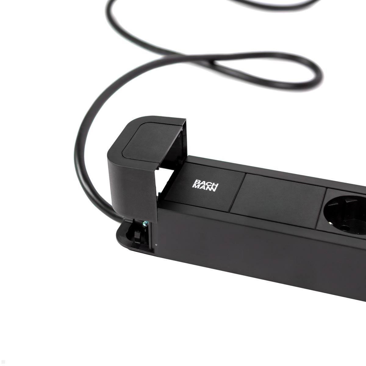 Zbliżenie czarnej listwy zasilającej z kablem, na białym tle.