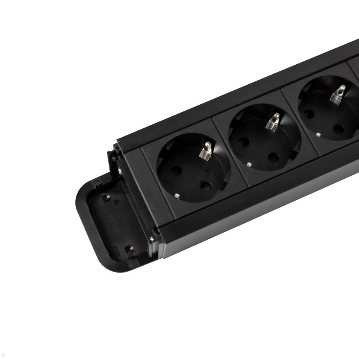 Czarny przedłużacz z trzema gniazdami na białym tle. Pokrywa jest otwarta.