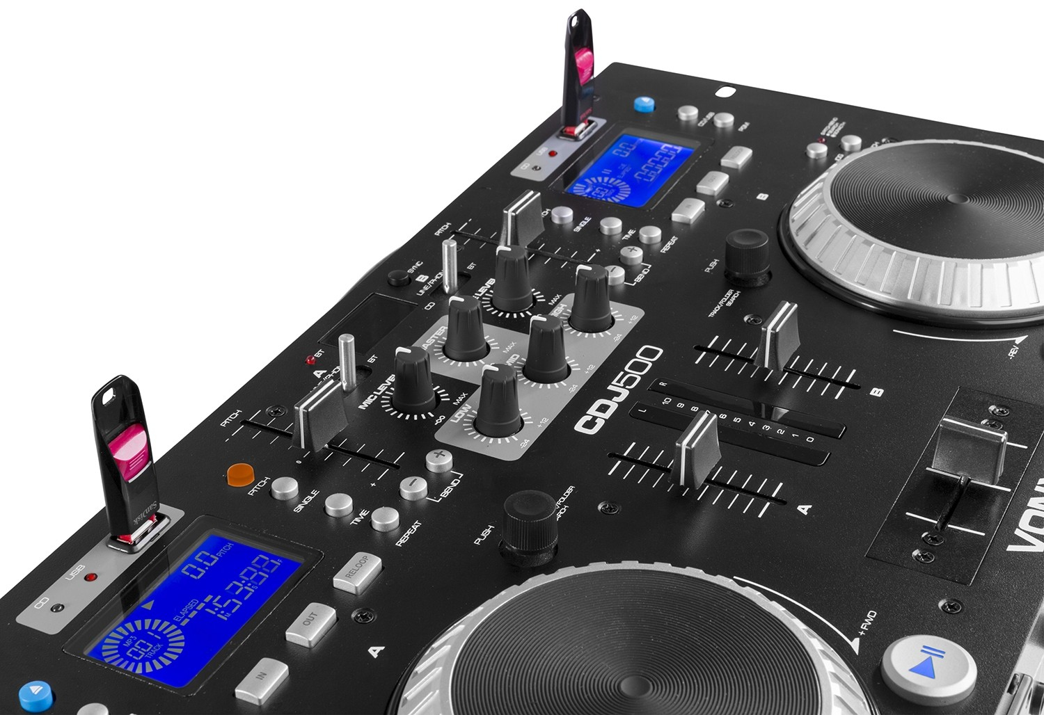 Mezclador de DJ con unidades USB insertadas, mostrando perillas de control, pantallas digitales y superficie negra.