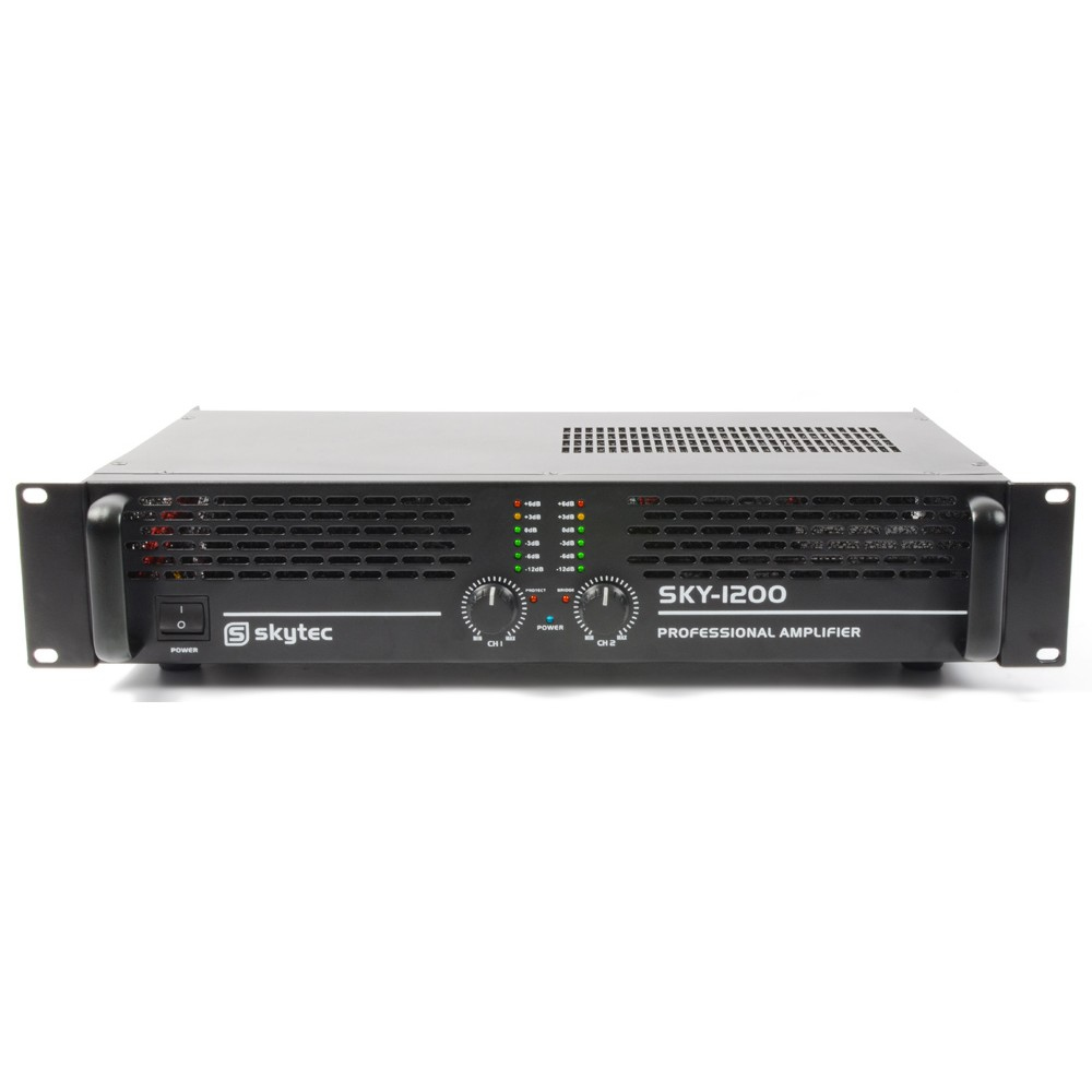 Amplificador profesional SKYTEC negro con botones, perillas y etiquetas.