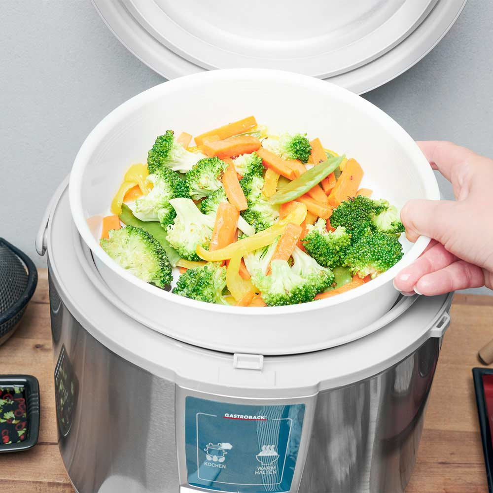 Primo piano di una cuociriso con i pulsanti: 'COOK' e 'WARM'.