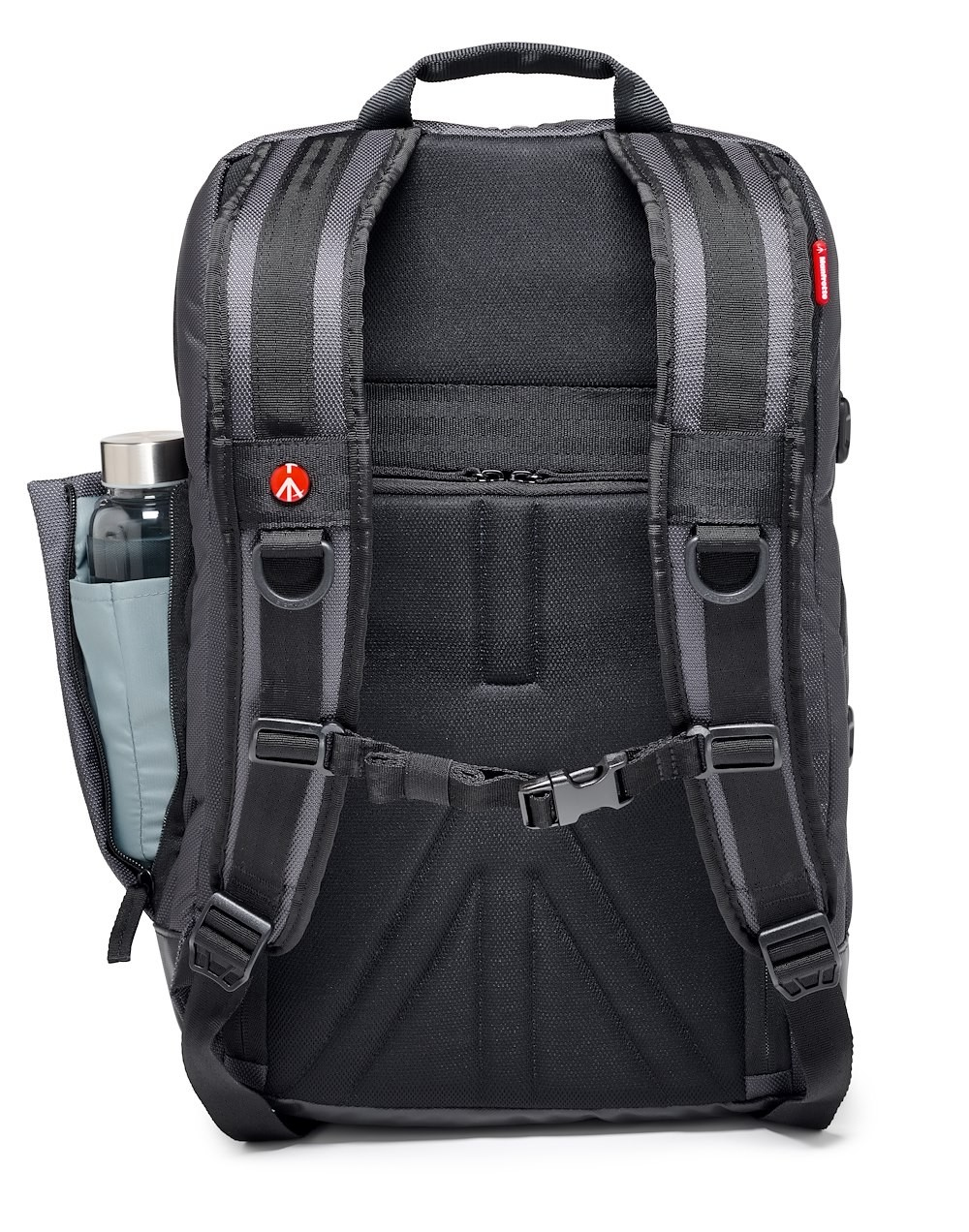 Rucksack mit mehreren Fächern. Er hat eine Wasserflasche und ein rotes Logo an der Seite. Schwarz-graues Design.
