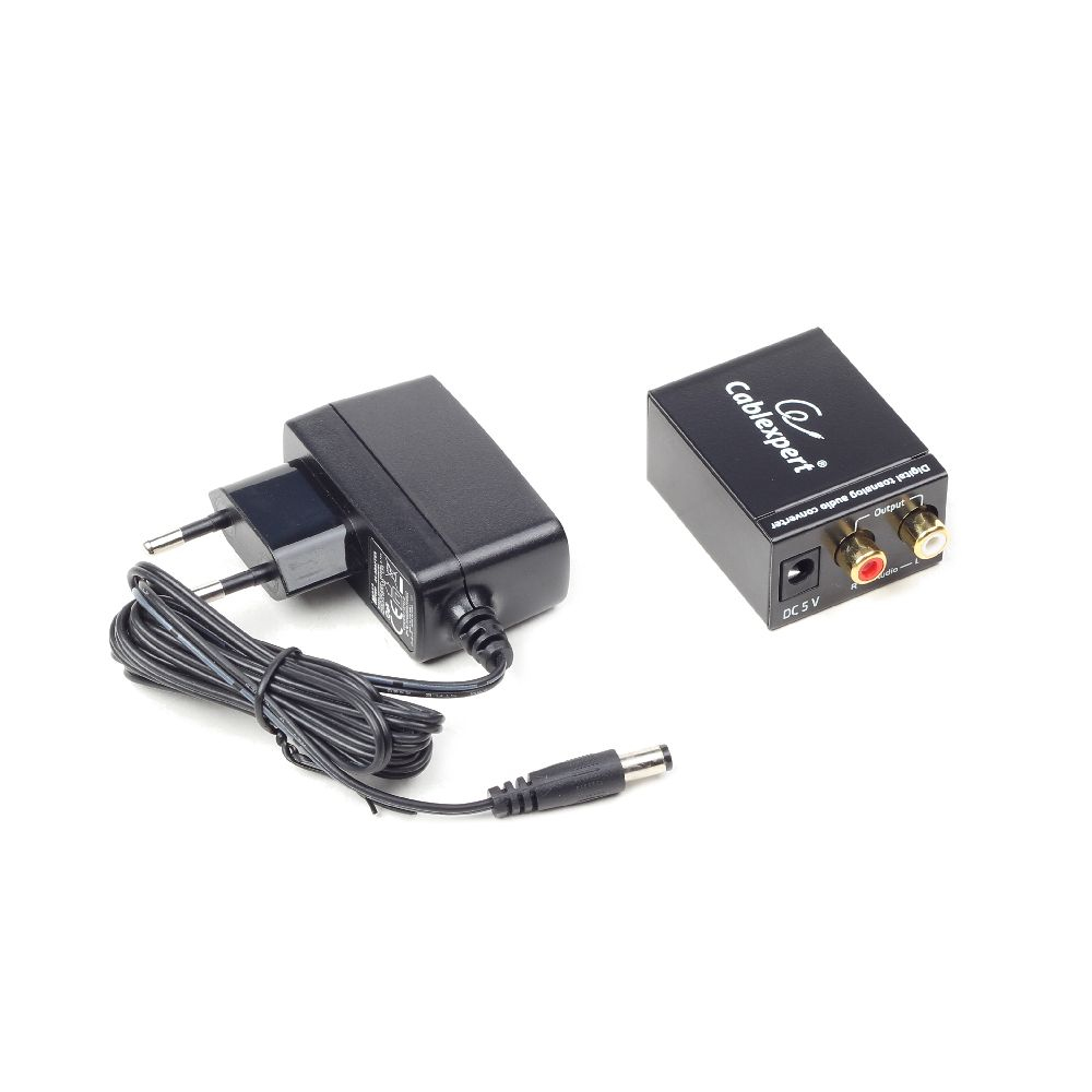 Convertidor de audio digital a analógico con un adaptador de corriente. Color negro.