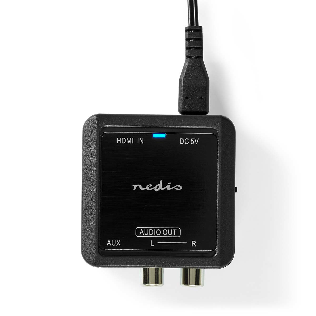 Ein schwarzer HDMI-zu-AUX-Adapter mit eingesteckten Kabeln, auf weißem Untergrund.