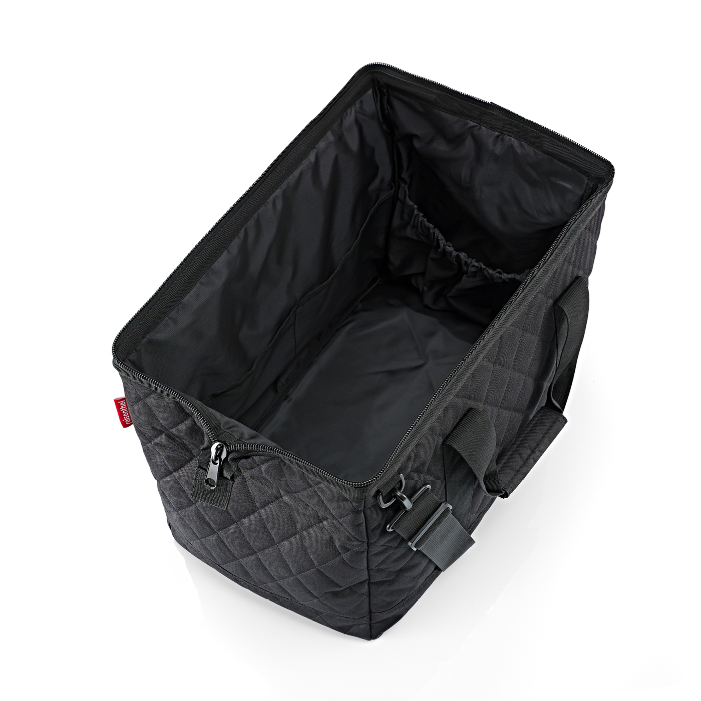Una bolsa de mano negra acolchada, abierta y vacía, con cremallera y correas.