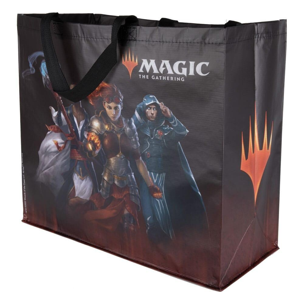 Schwarze Einkaufstasche mit "MAGIC: THE GATHERING" Text. Enthält Kunstwerke von Charakteren und ein rotes Logo.