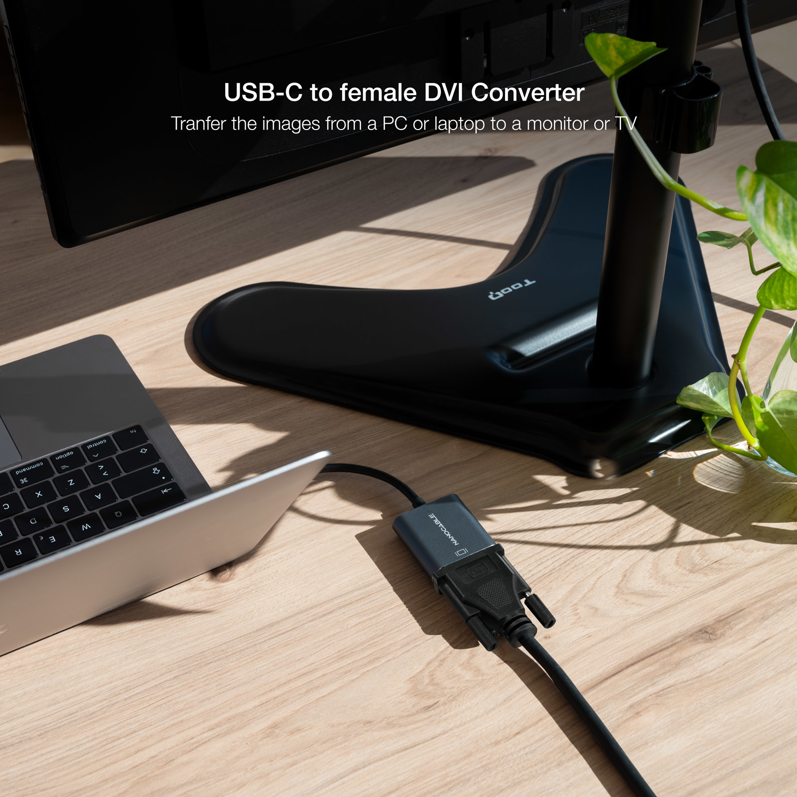 Ein Laptop, der mit einem Konverter verbunden ist, der mit einem Monitor verbunden ist. Desktop-Einstellung.