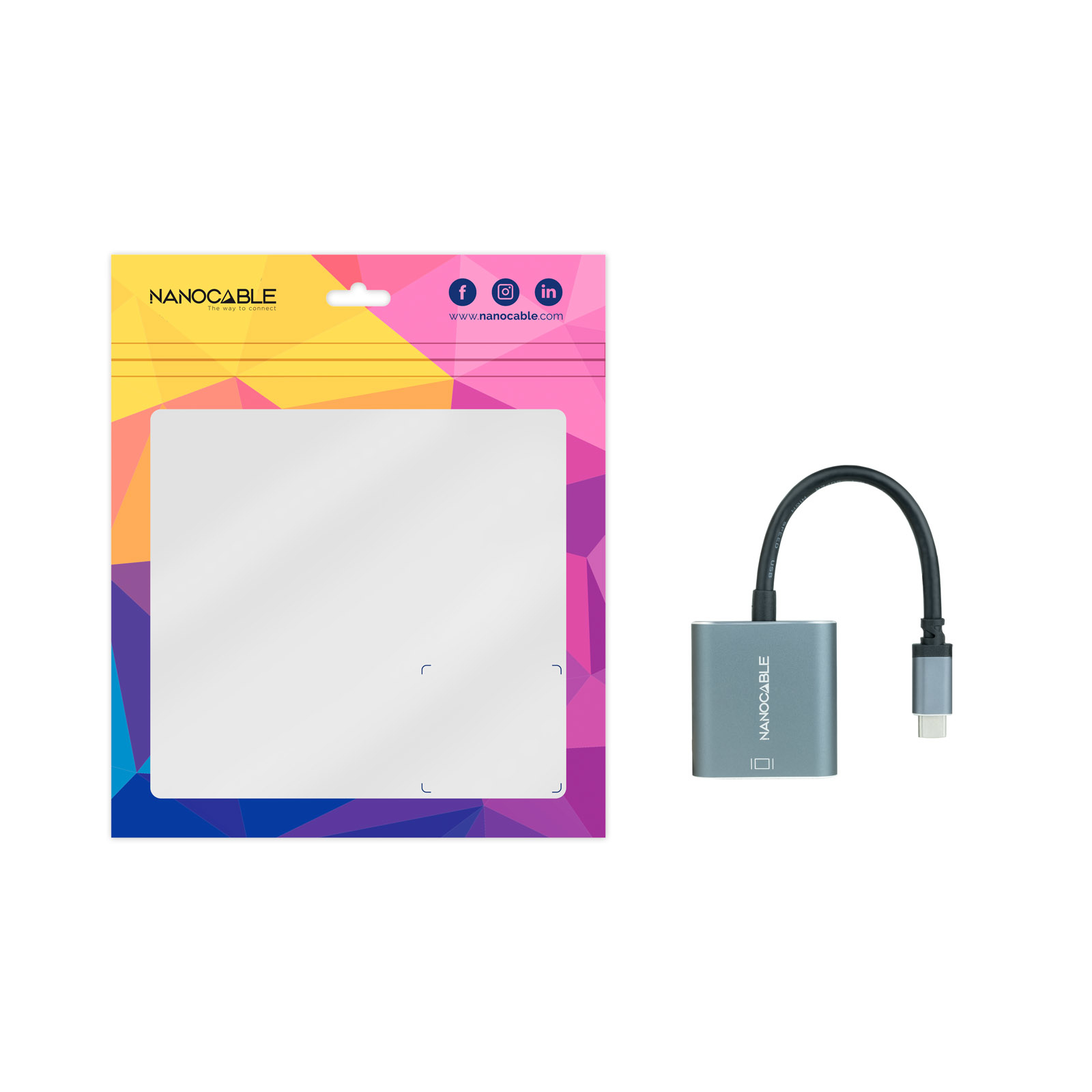 Ein Kabel und ein grauer Adapter. Eine Plastiktüte mit Logo.