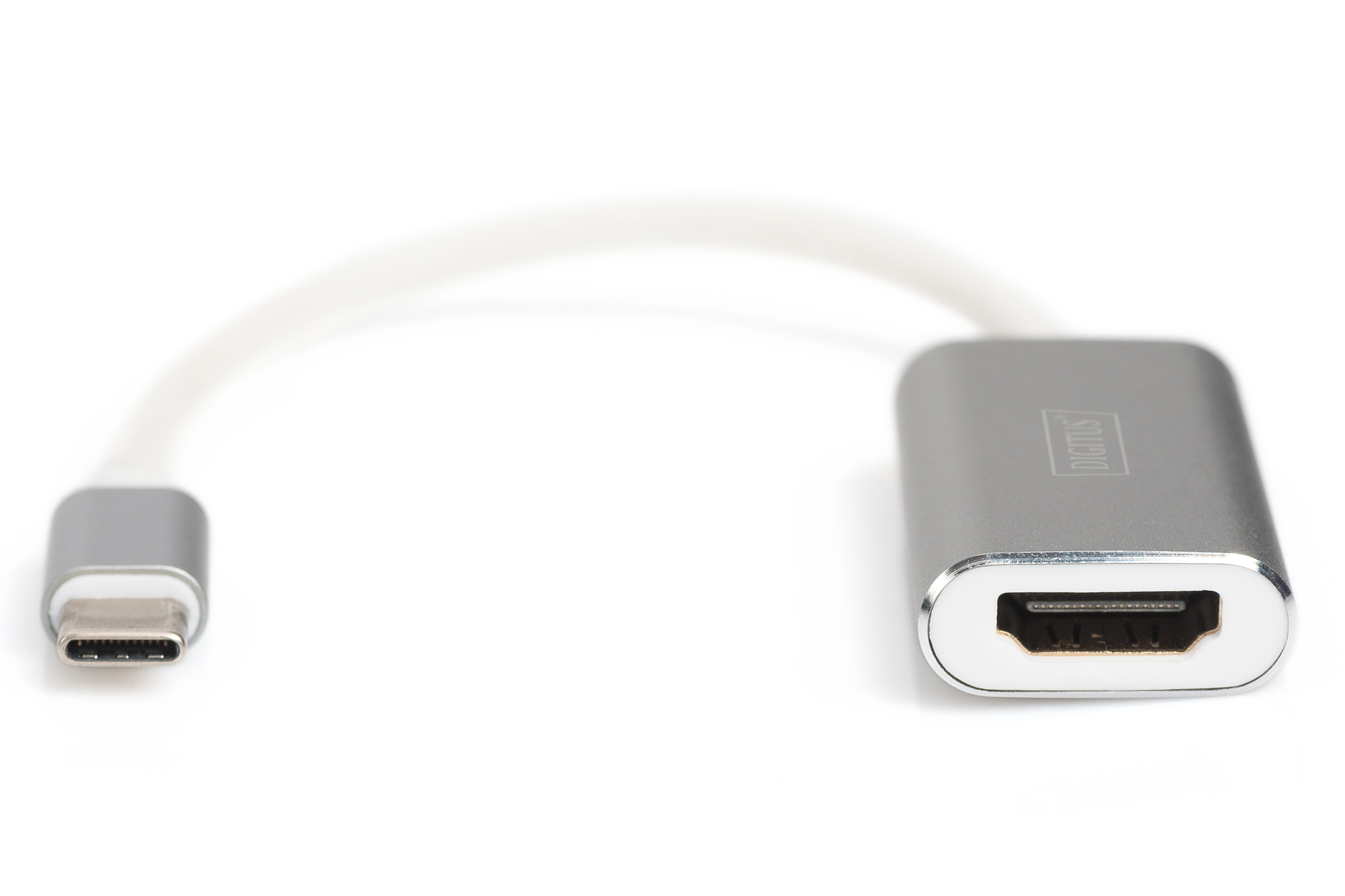 Ein silberner USB-C-zu-HDMI-Adapter mit weißem Kabel, vor weißem Hintergrund.