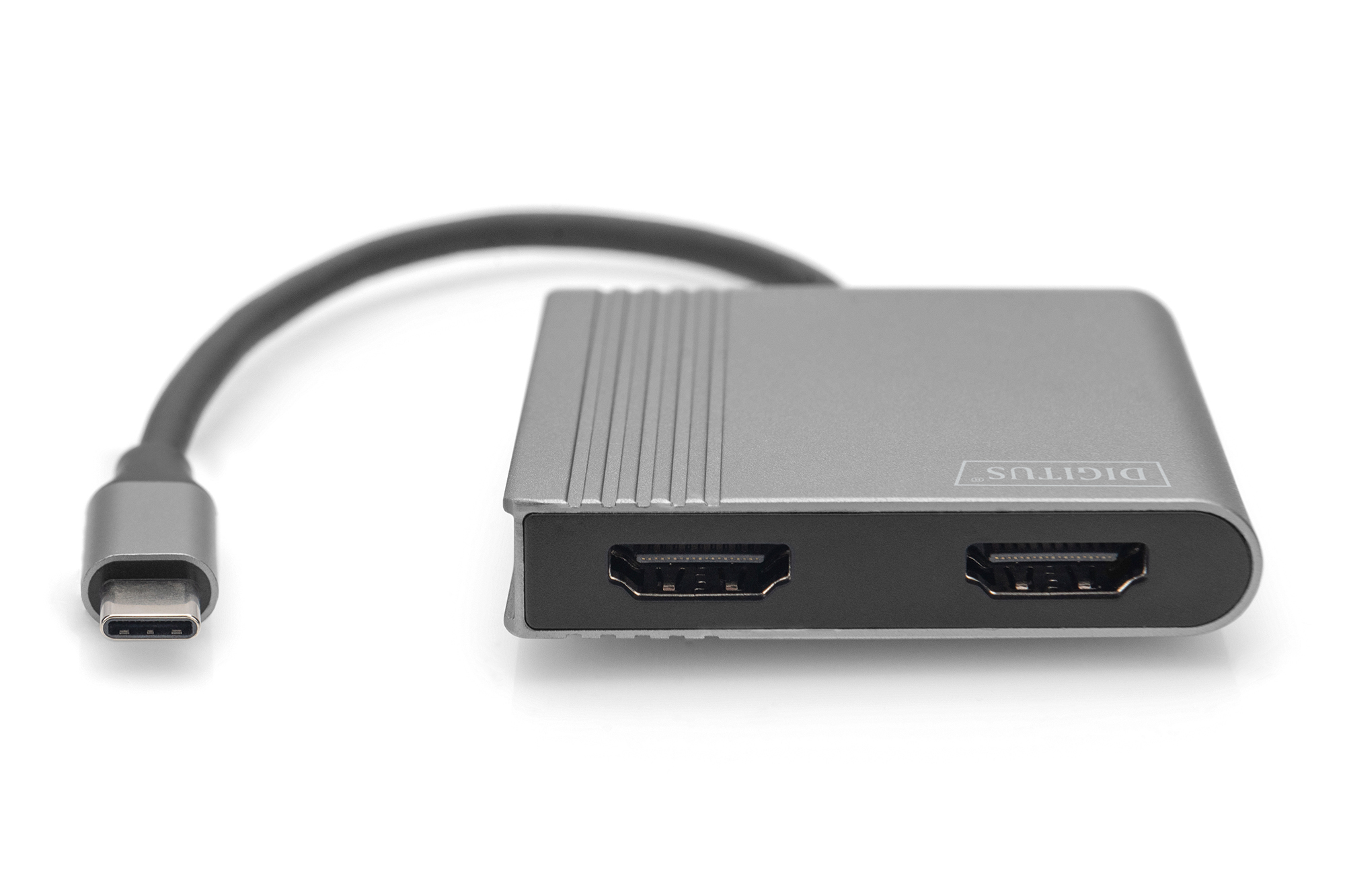 Silberner USB-C-auf-HDMI-Adapter. Ein schwarzes Kabel. Zwei HDMI-Anschlüsse sind sichtbar.