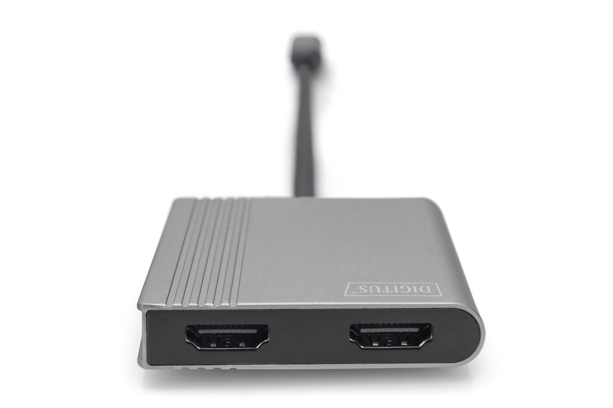Silberner HDMI-Adapter mit zwei Anschlüssen, schwarzes Kabel, weißer Hintergrund. 'DIGITUS' steht drauf.