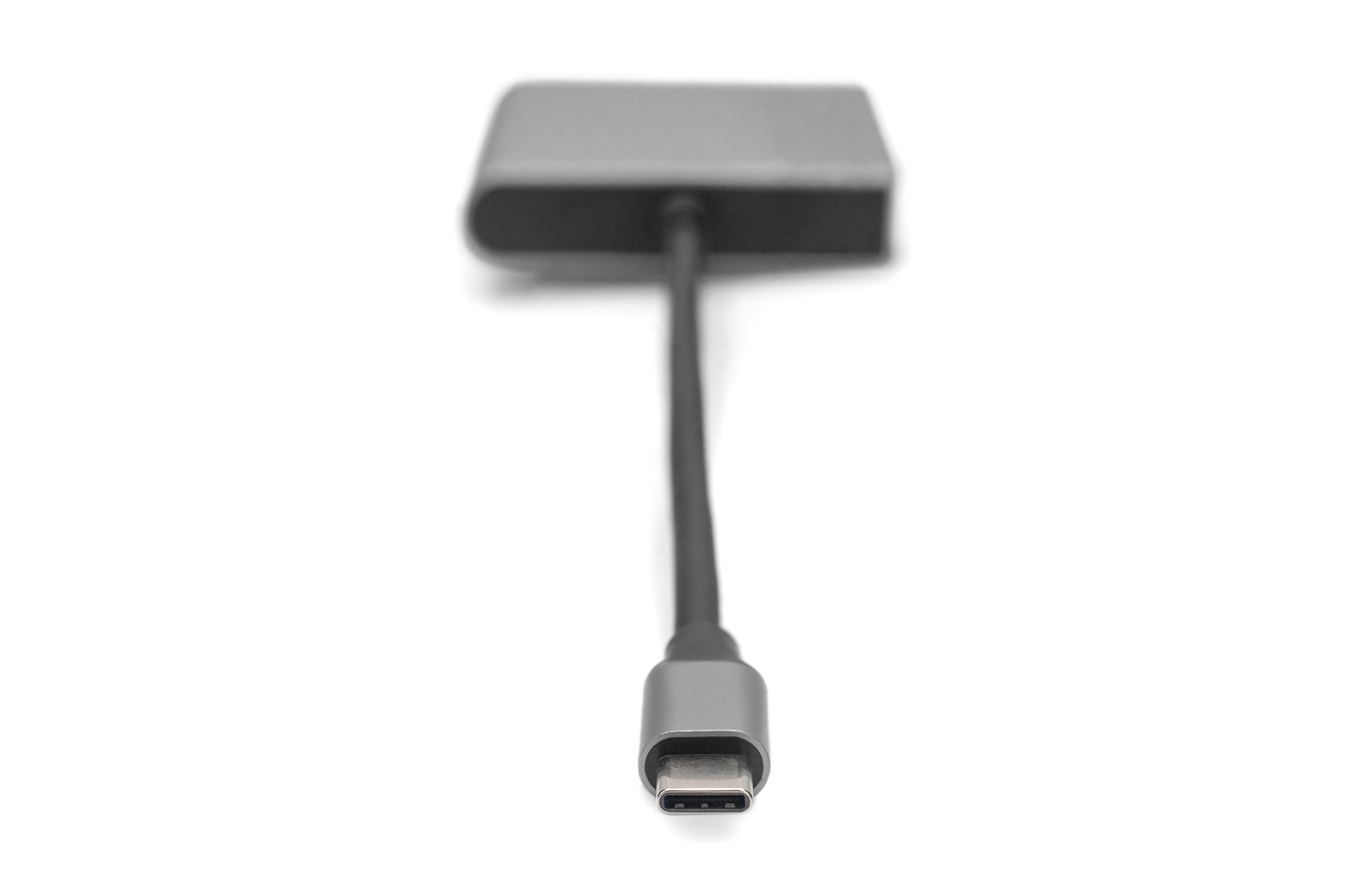 Grauer USB-C-Adapter mit angeschlossenem Kabel, auf weißem Hintergrund präsentiert.