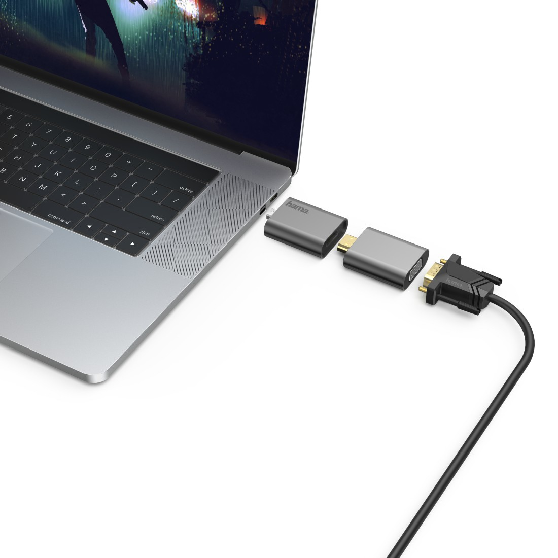 Laptop z srebrnym adapterem HDMI i podłączonym adapterem VGA.