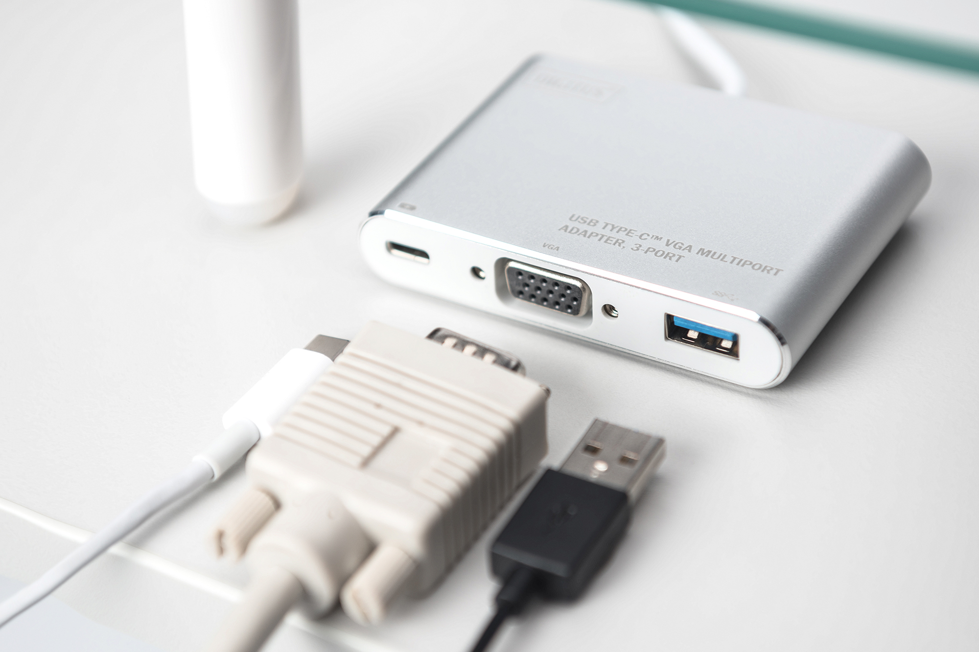 Bağlı kablolarla gümüş USB-C VGA çoklu bağlantı noktası adaptörü.