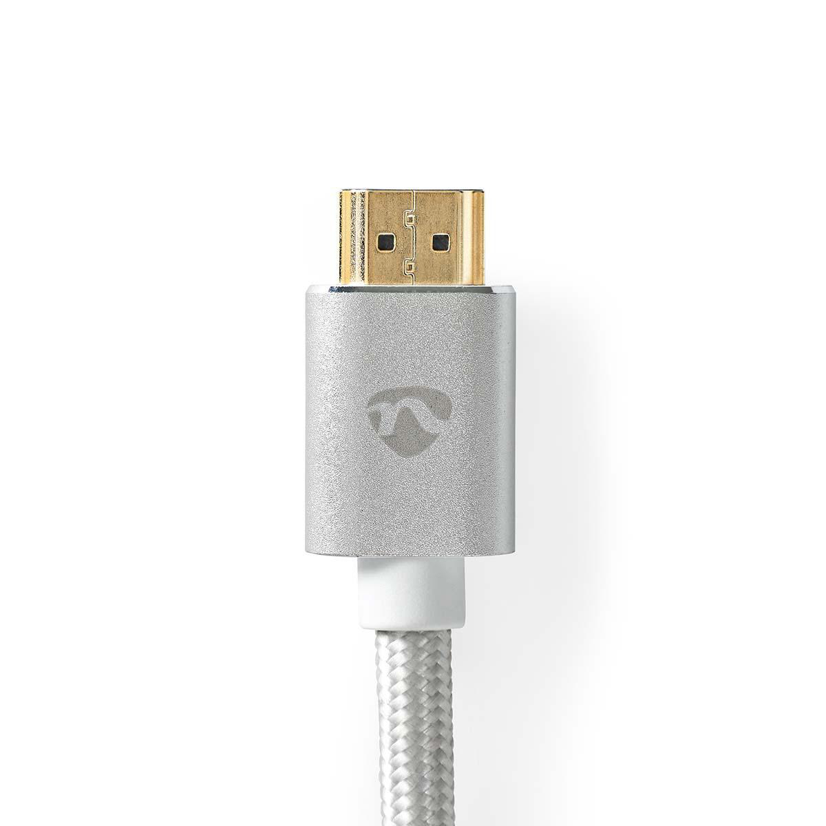 Silberner HDMI-Kabelanschluss mit weißem Kabel auf weißem Hintergrund.