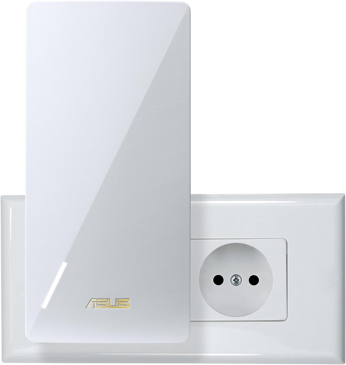 Adaptador de línea eléctrica Asus blanco enchufado a una toma de corriente blanca. Logotipo Asus dorado visible. Fondo blanco.