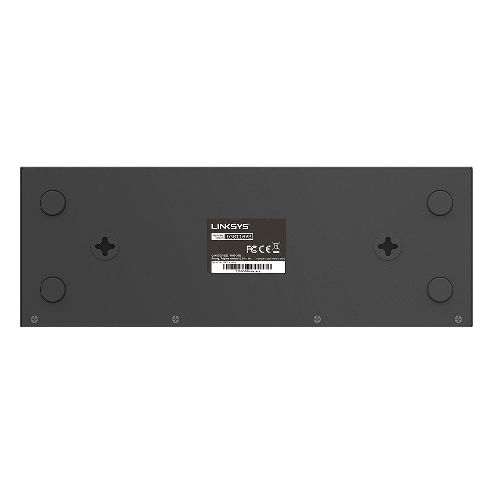 Vista inferiore di un dispositivo di rete Linksys nero. Sono visibili quattro piedini in gomma. Sfondo bianco.
