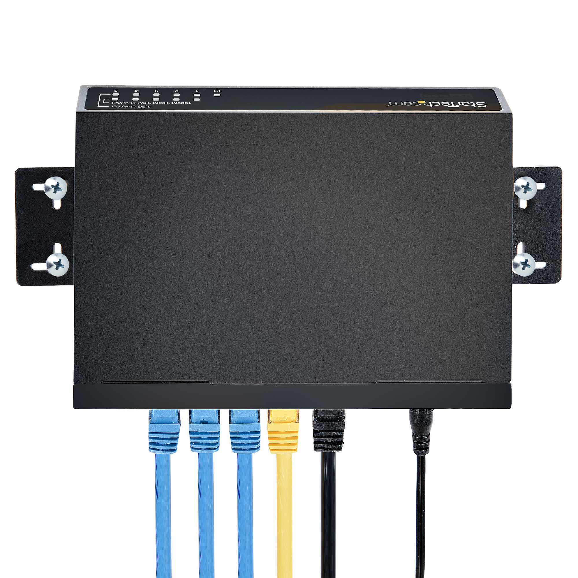 Un commutateur StarTech.com noir avec plusieurs ports, plusieurs câbles Ethernet et des supports de montage.