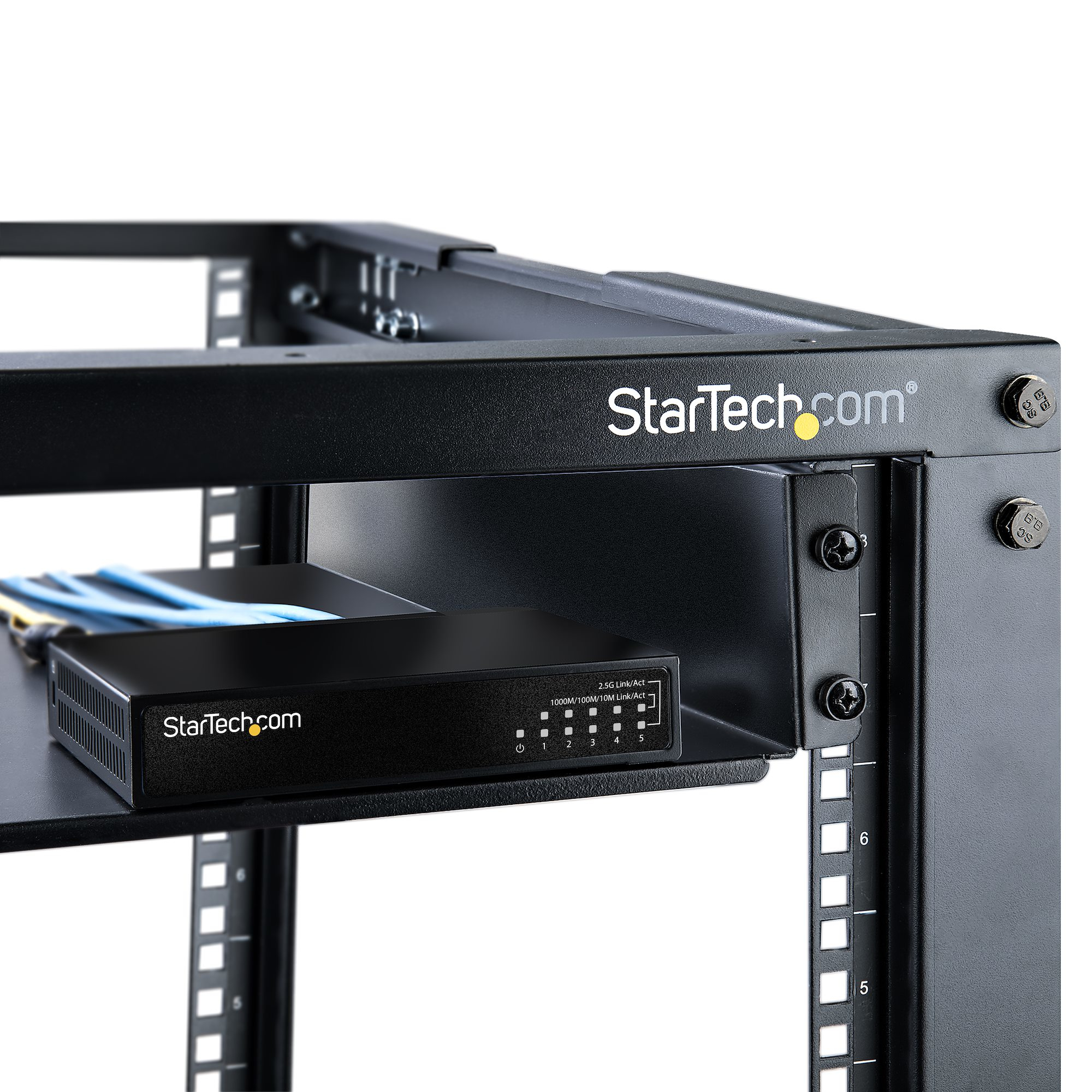 Appareil réseau StarTech noir monté dans un rack serveur. Câbles bleus visibles.