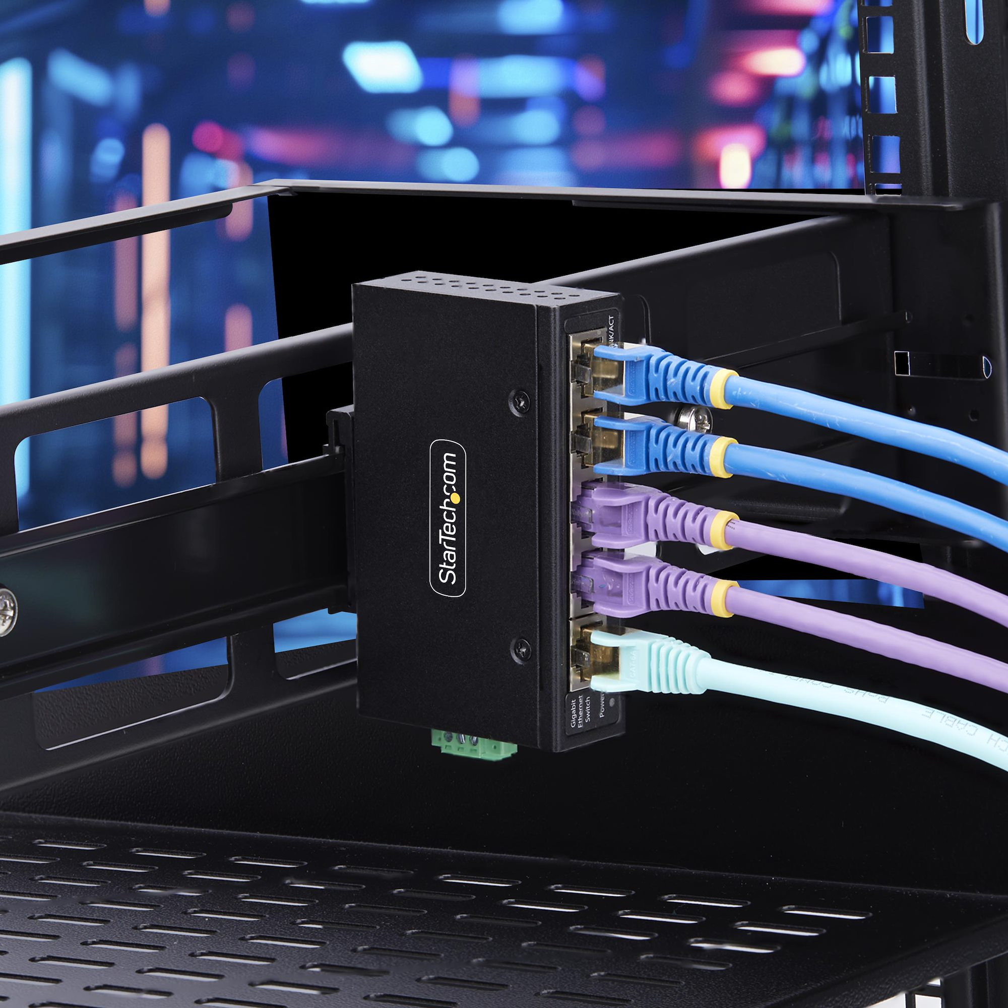 Schwarzer Netzwerk-Switch mit mehreren Ports, verbunden mit blauen, violetten und grünen Netzwerkkabeln.