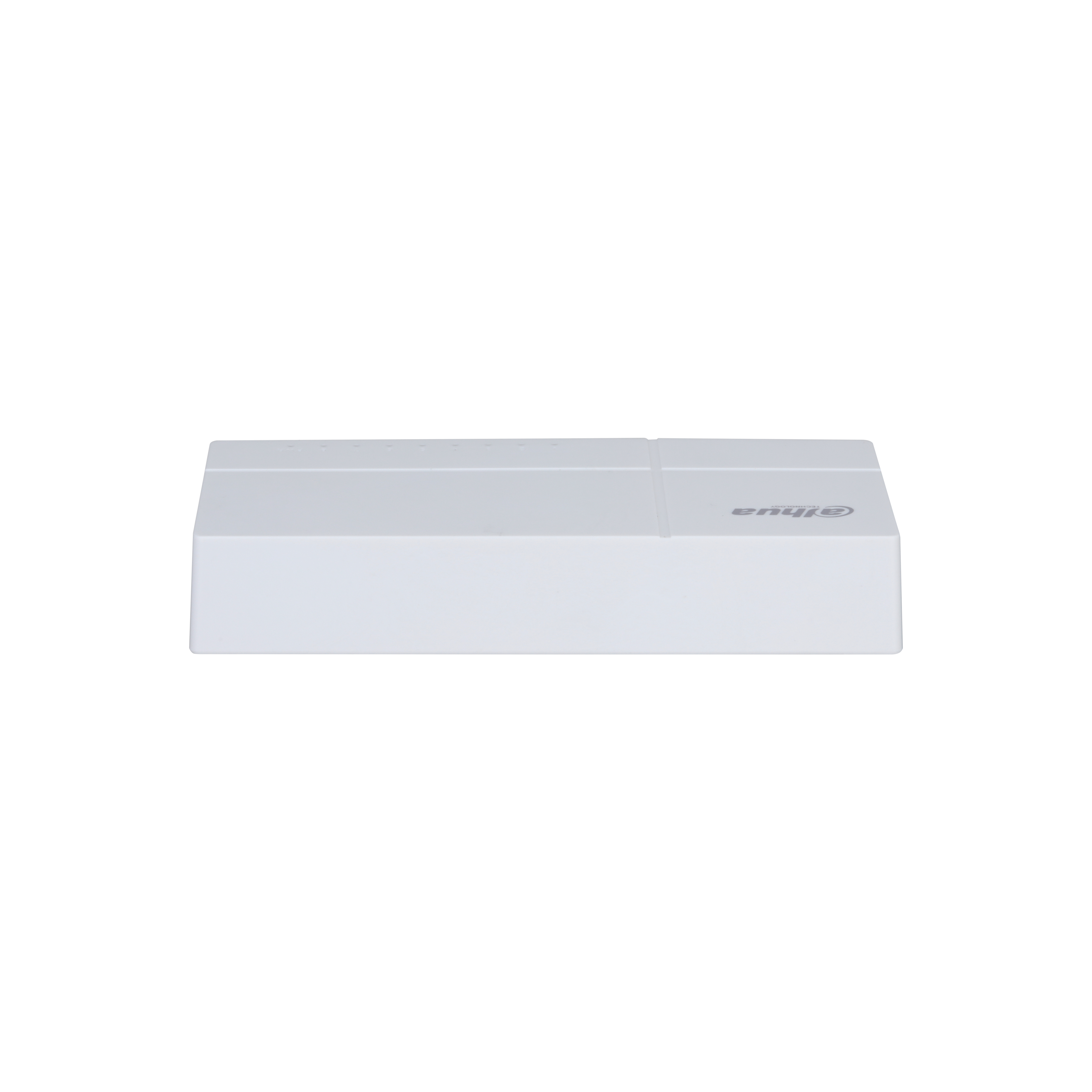 Switch di rete bianco con un logo, su una superficie bianca. Il logo è al centro.