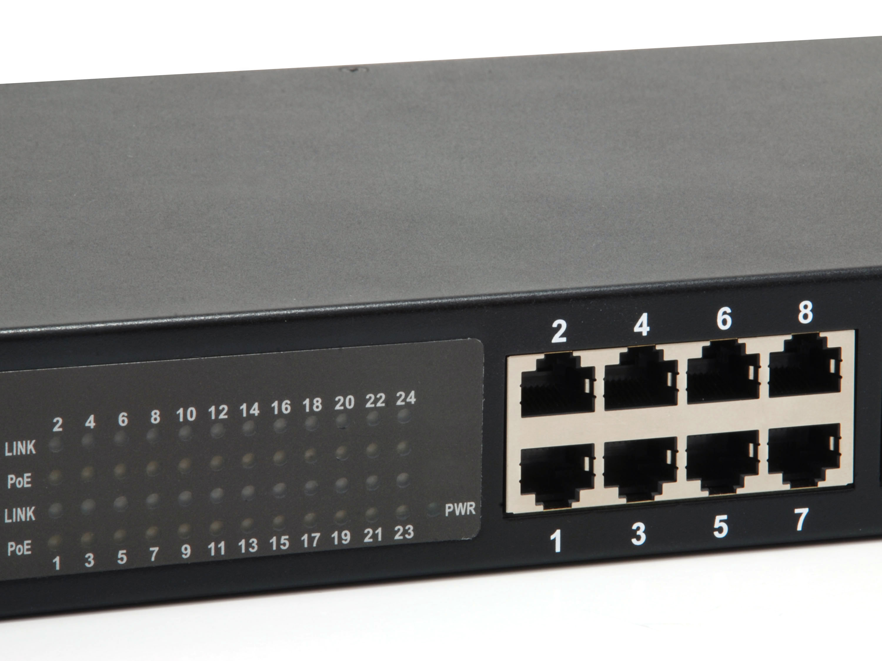 Switch di rete nero con porte e spie.