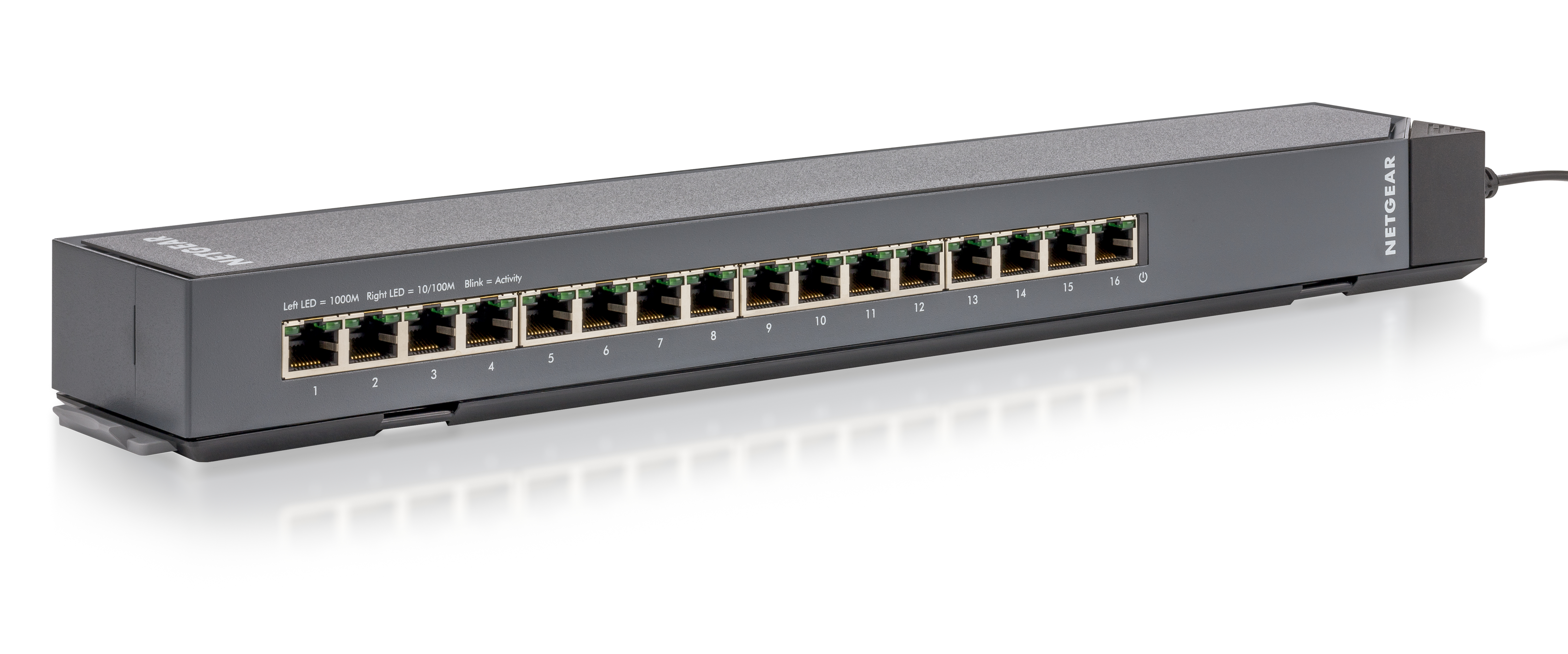 Switch di rete NETGEAR nero con 16 porte. Sfondo bianco.