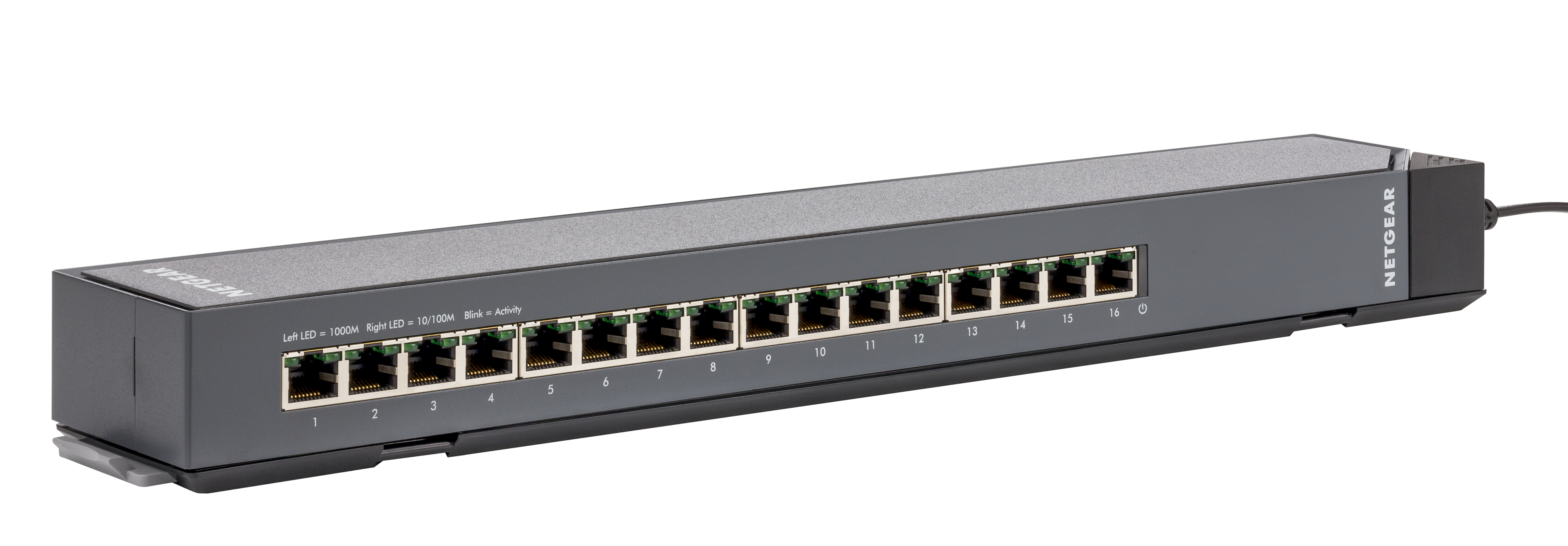 Switch di rete NETGEAR nero con 16 porte, etichette e sfondo bianco.