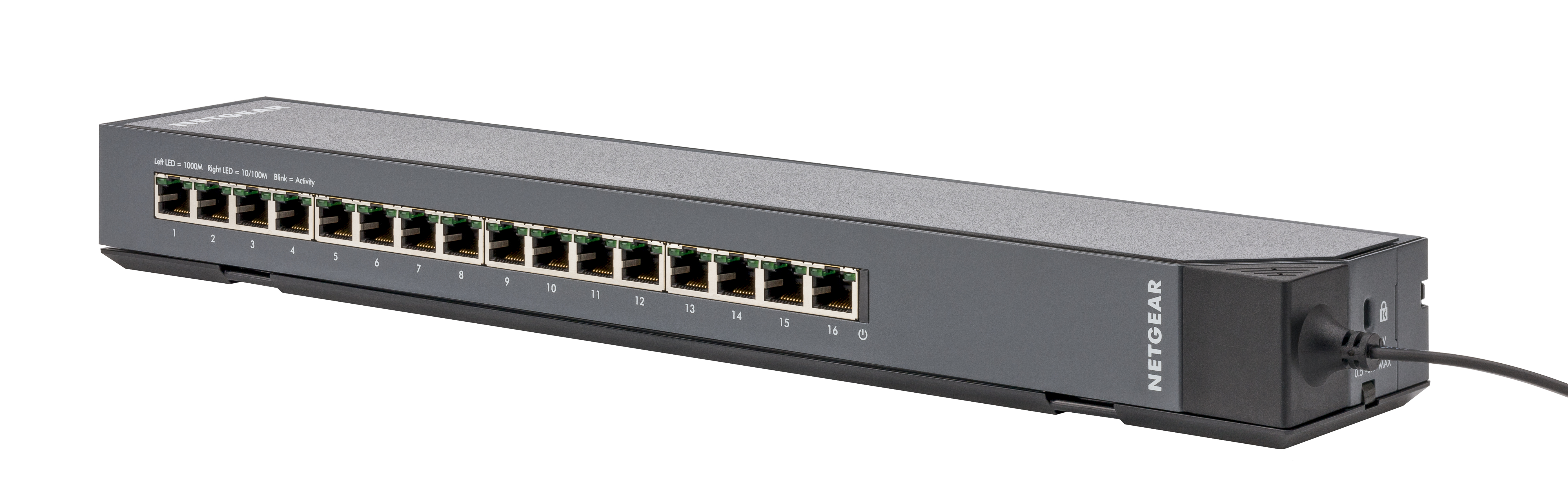 Uno switch Netgear grigio con 16 porte su sfondo bianco.