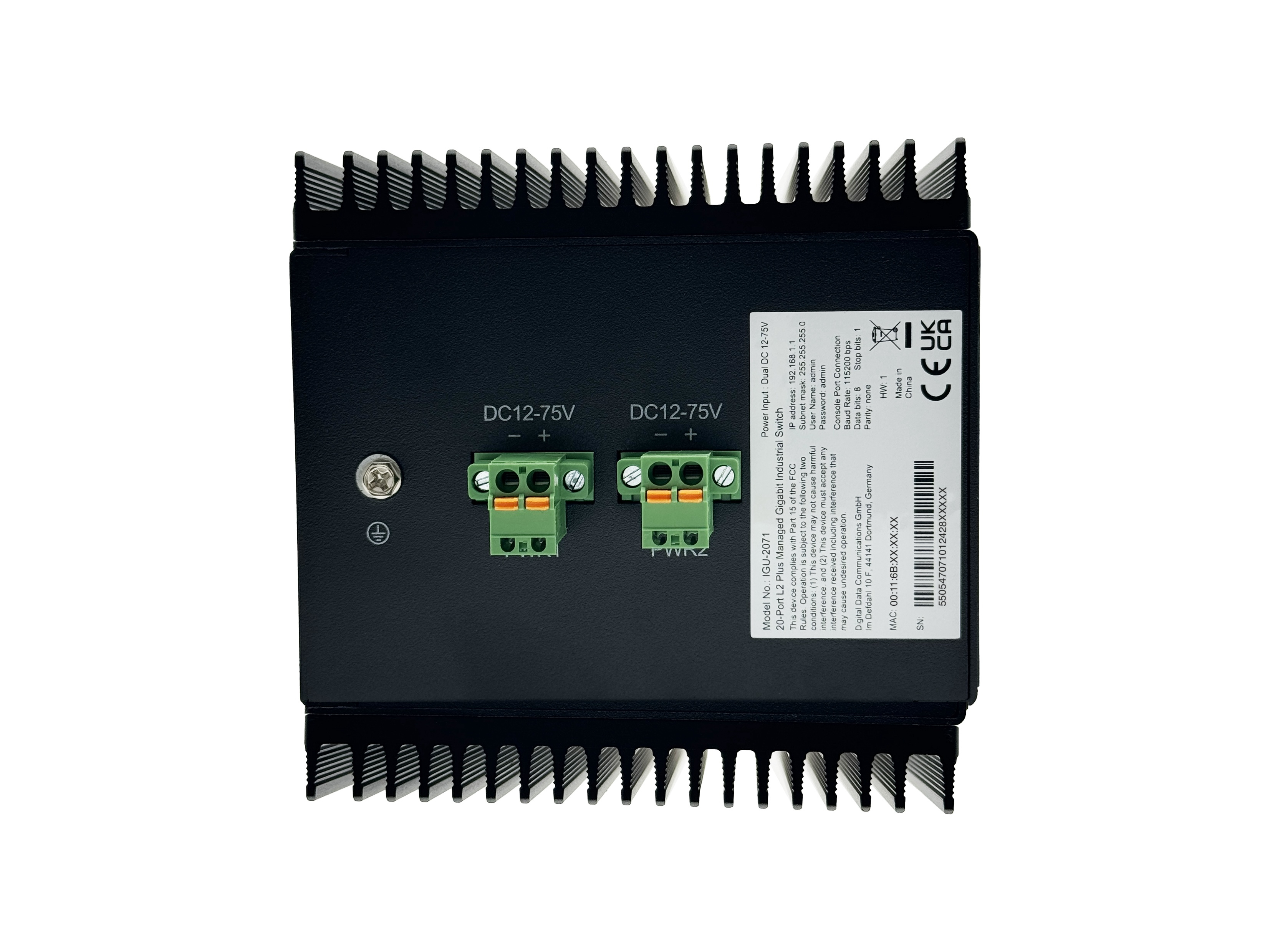 Switch di rete nero con connettori verdi sopra. Sfondo bianco.