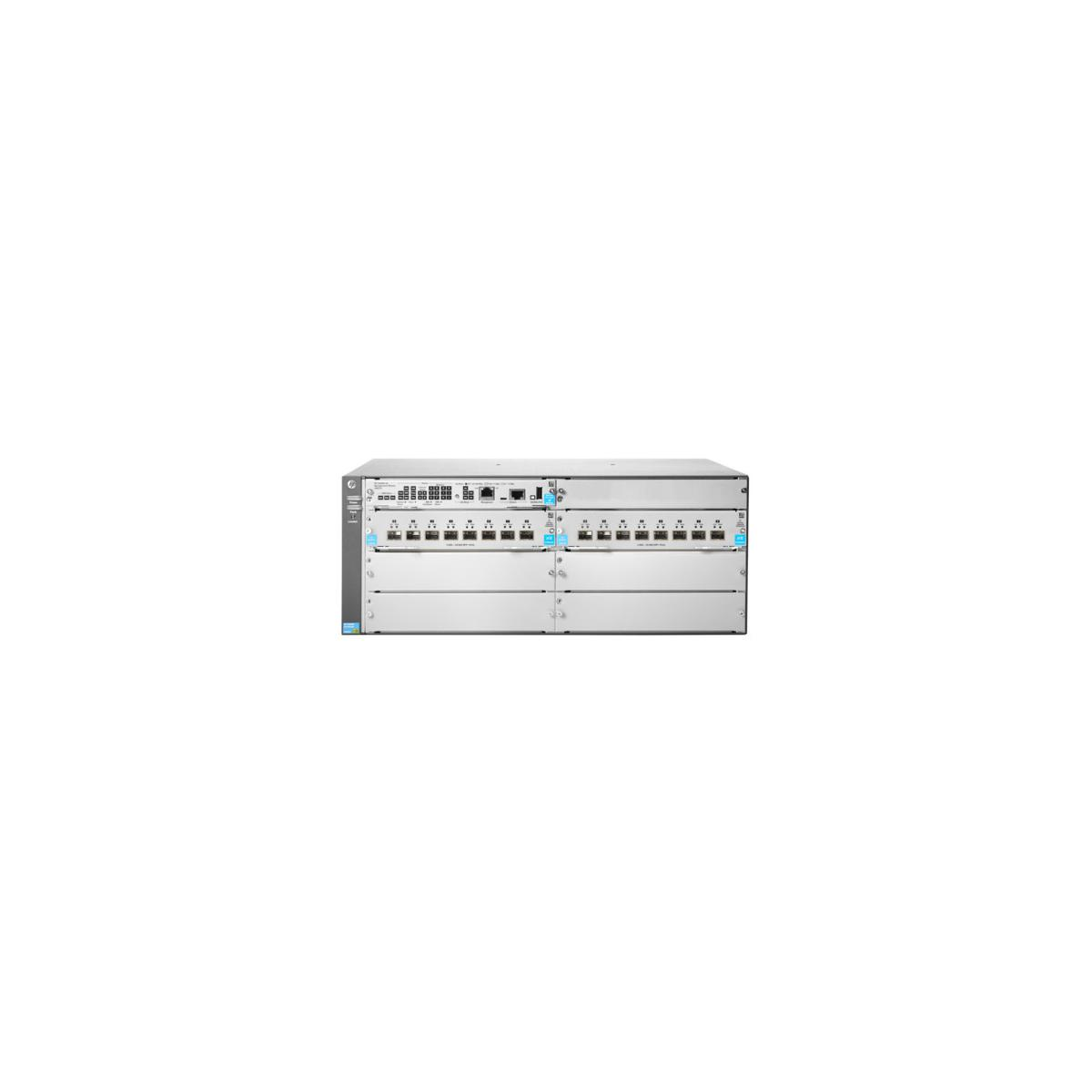 Uno switch argento con più porte e connettori su sfondo bianco.