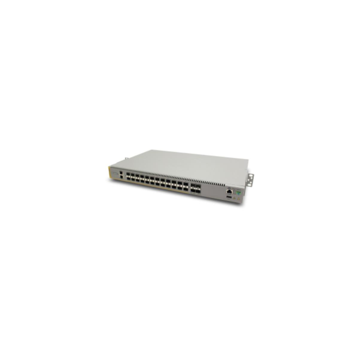 Switch di rete grigio con porte multiple, una striscia gialla e uno sfondo bianco.