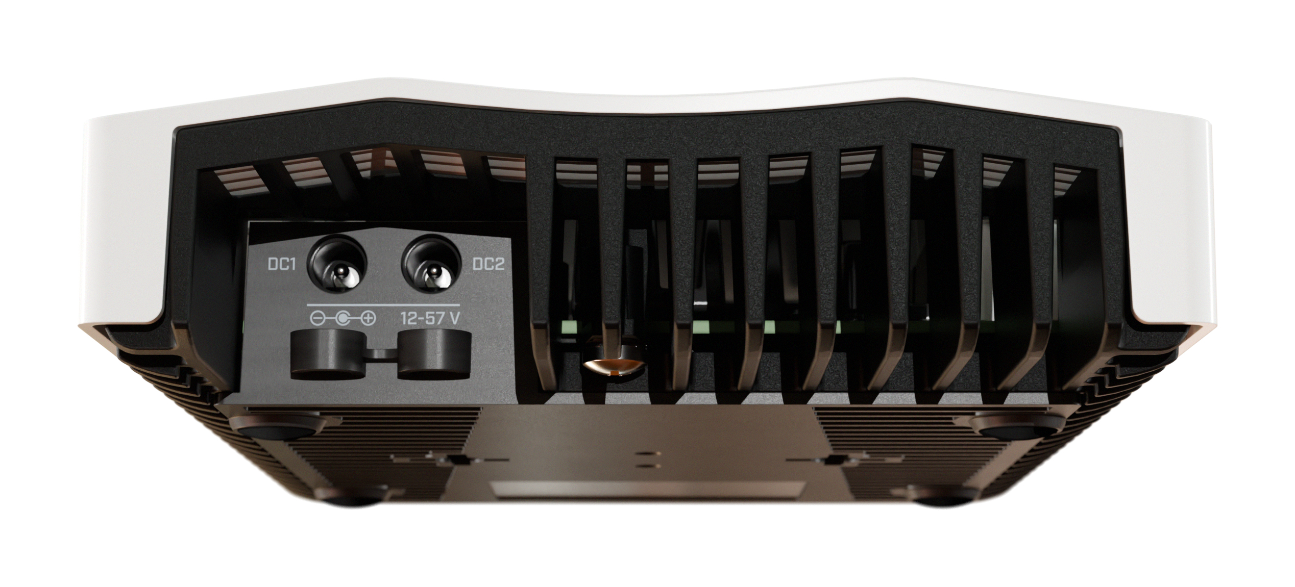 Widok od dołu czarno-białego urządzenia z otworami wentylacyjnymi i portami, na białym tle.