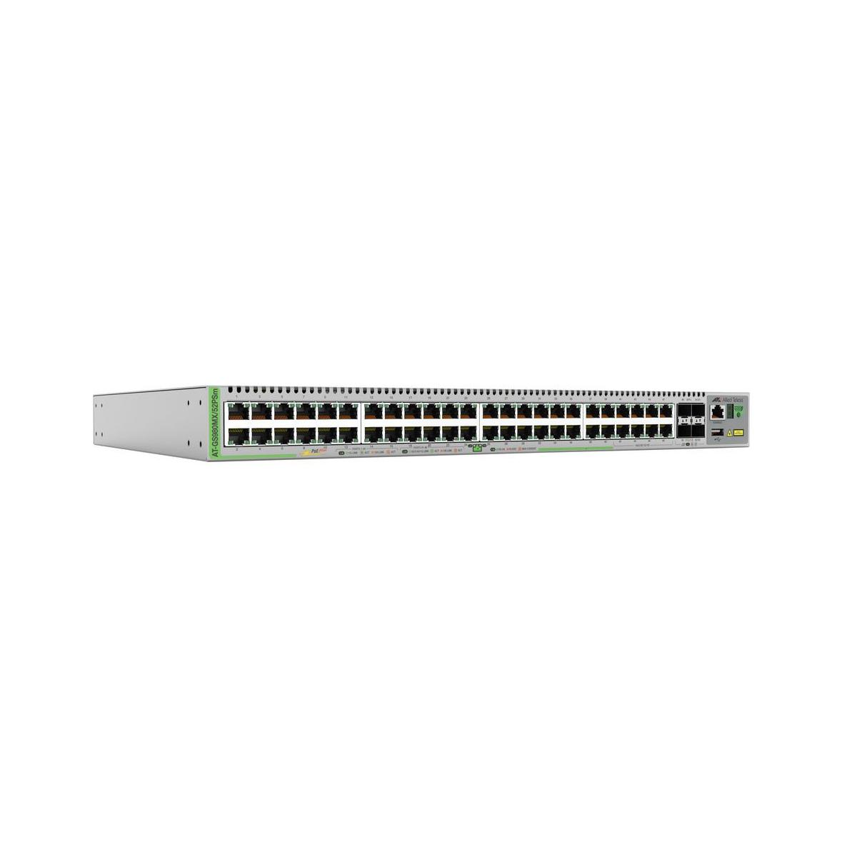 Uno switch di rete bianco con molte porte, accenti verdi e sfondo bianco.