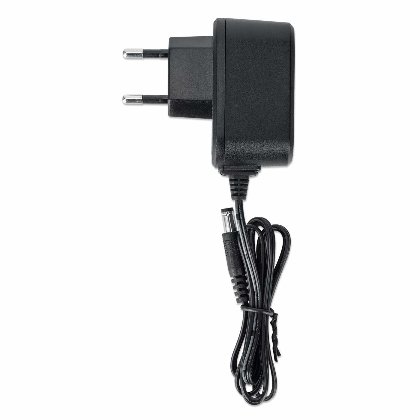 Czarny zasilacz z dwoma bolcami i czarnym przewodem. Białe tło.