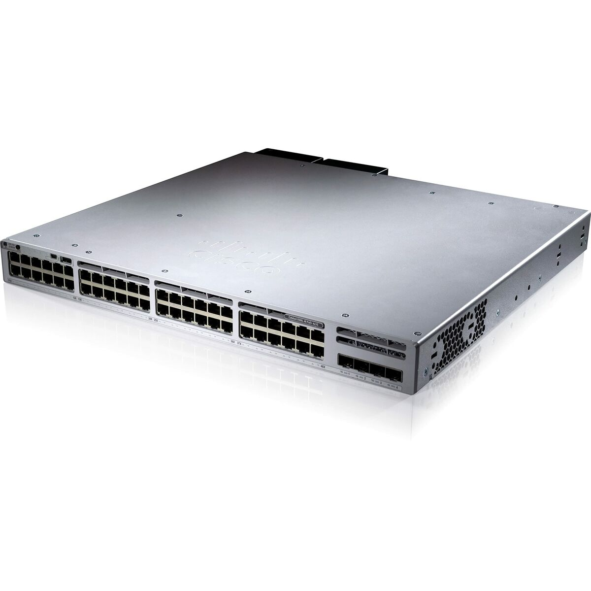 Switch di rete Cisco argento con numerose porte, su sfondo bianco.