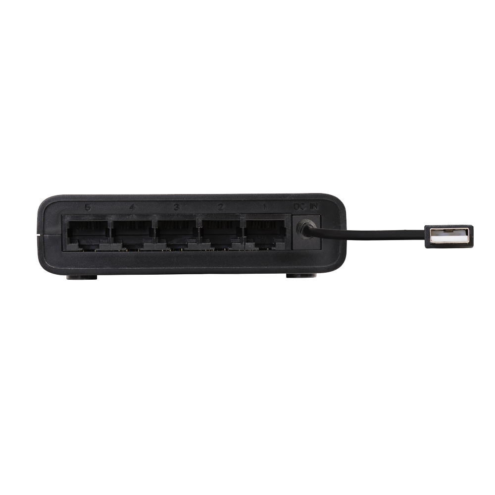 Switch nero con 5 porte e un connettore USB. Lo sfondo è bianco.