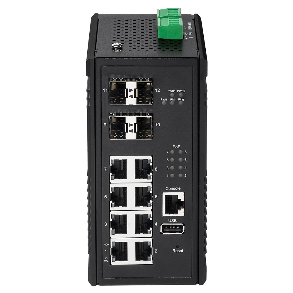 Switch di rete nero con porte, etichette e connettori verdi.