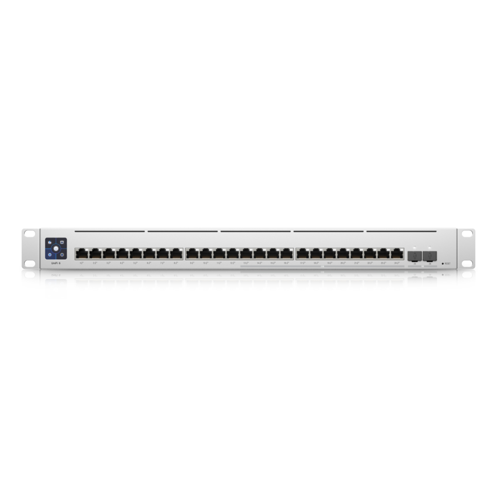 Switch Ubiquiti plateado con puertos y etiquetas. Fondo blanco.