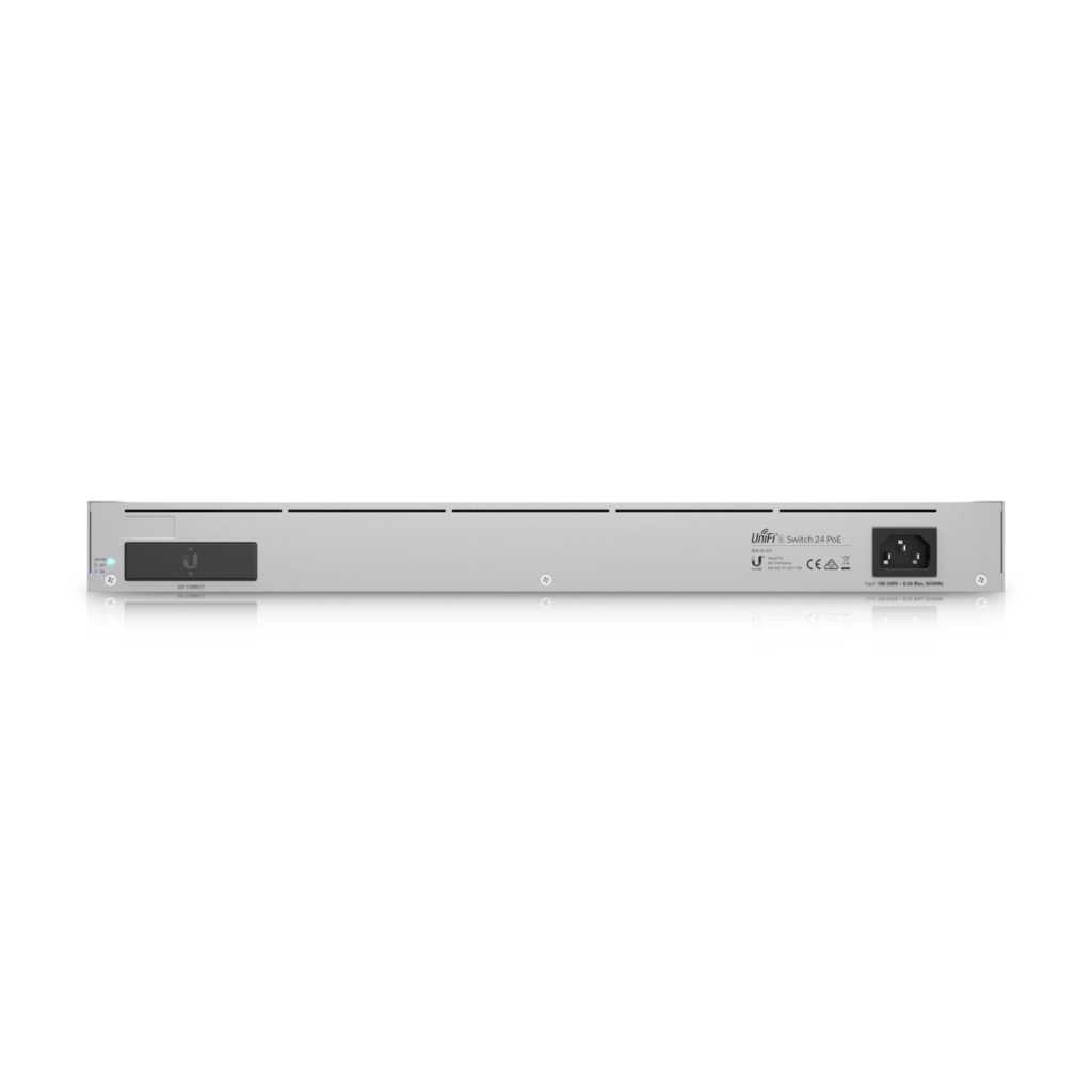 La parte trasera de un switch de red plateado con puertos, sobre un fondo blanco.