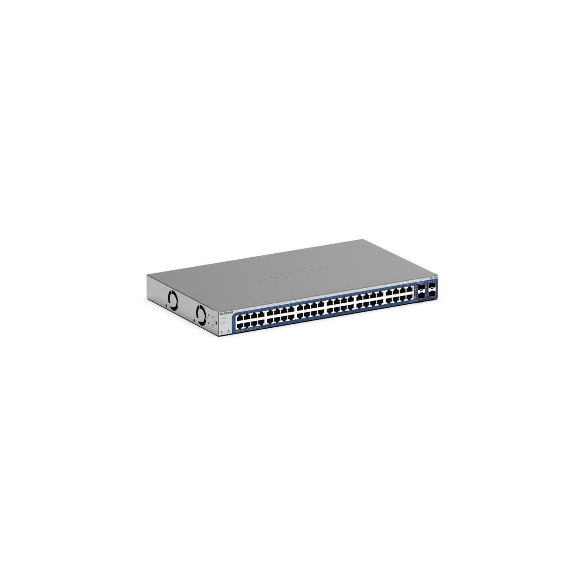 Zilveren Netgear switch met poorten. Witte achtergrond.
