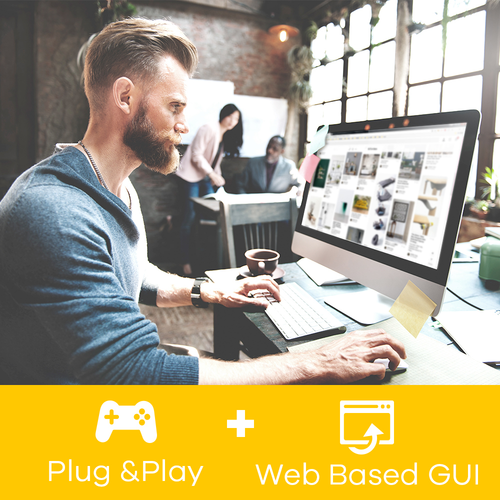 Mężczyzna używający komputera z ikonami Plug & Play i Web Based GUI.