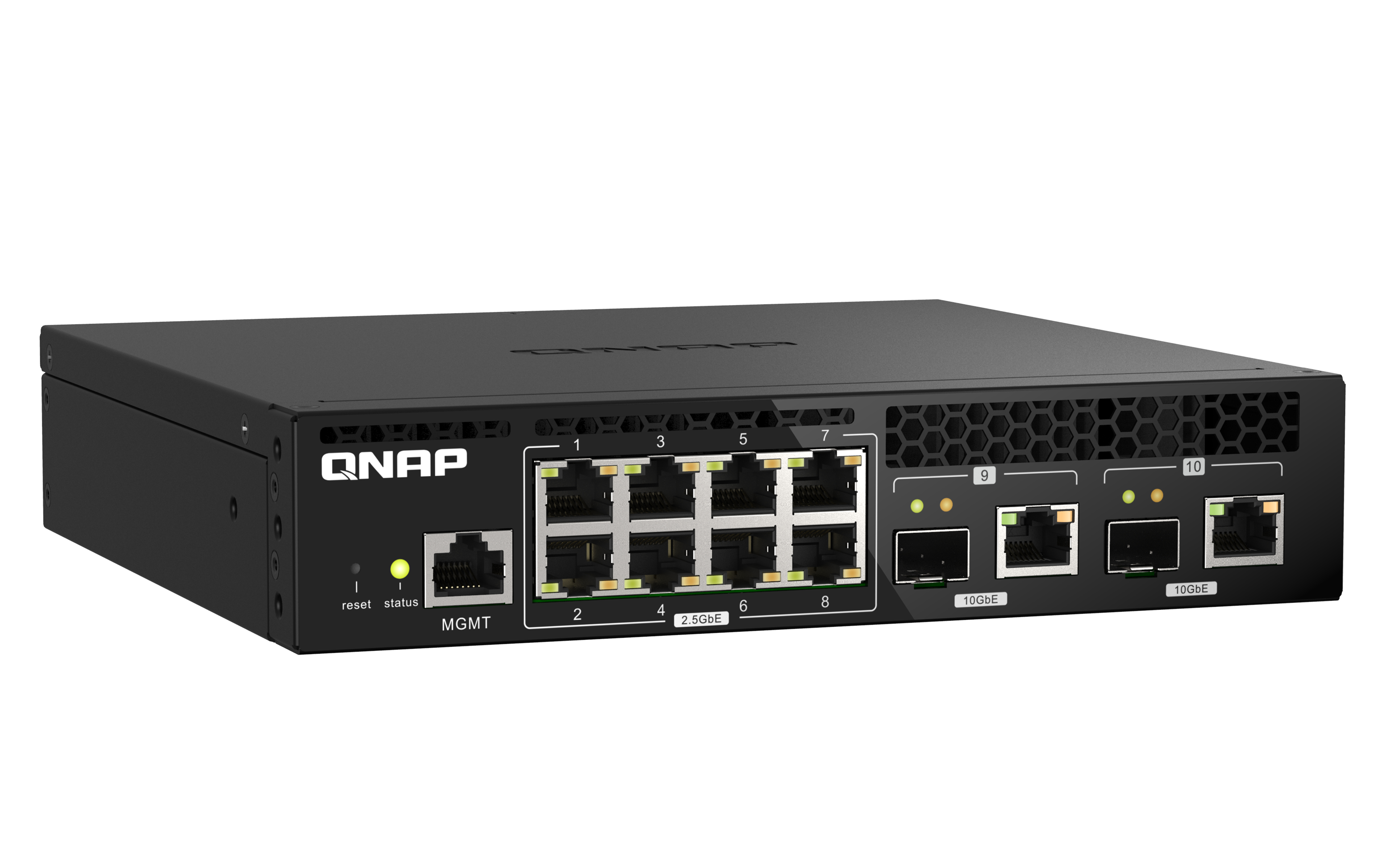 Switch QNAP negro. Vista frontal, múltiples puertos, LED y botón de reinicio. Fondo blanco. Ligeramente inclinado.