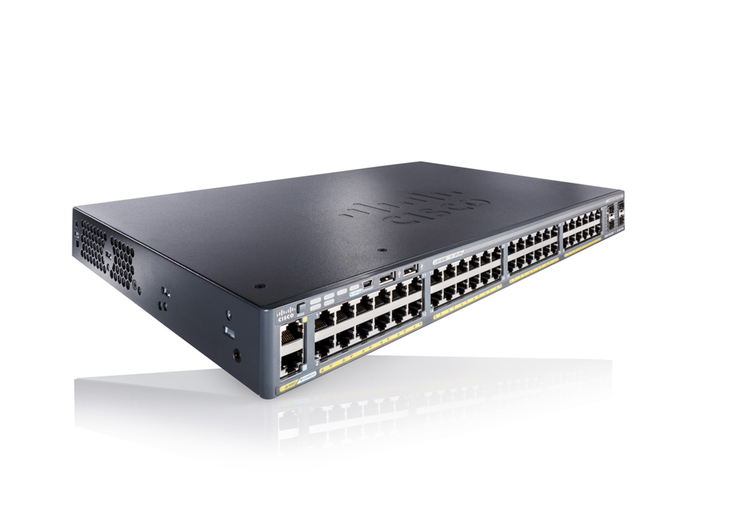 Cisco Switch abgewinkelt, schwarz mit vielen Anschlüssen, auf weißem Hintergrund.