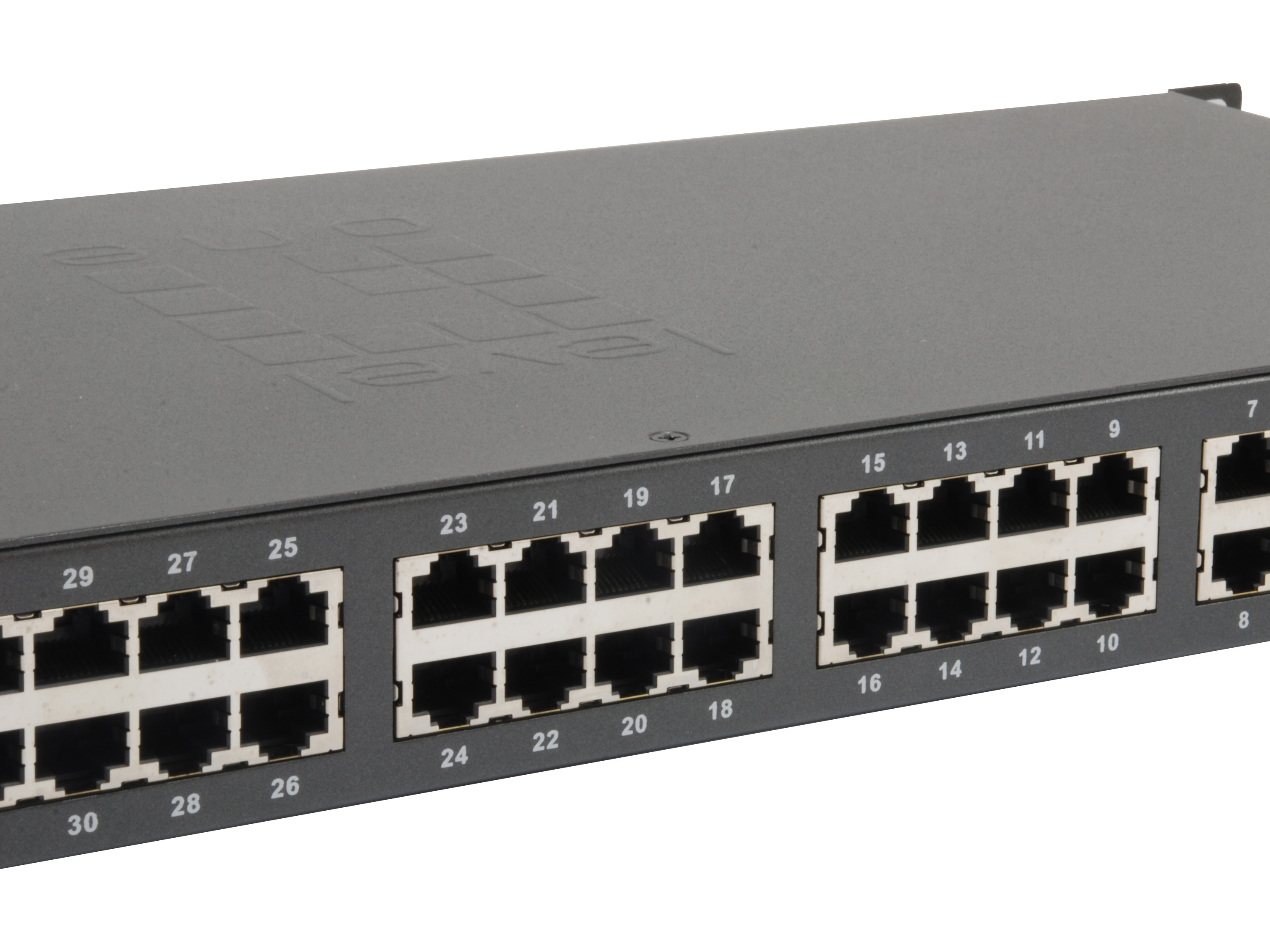 Primo piano di uno switch di rete nero con più porte Ethernet numerate. Il marchio è in alto.