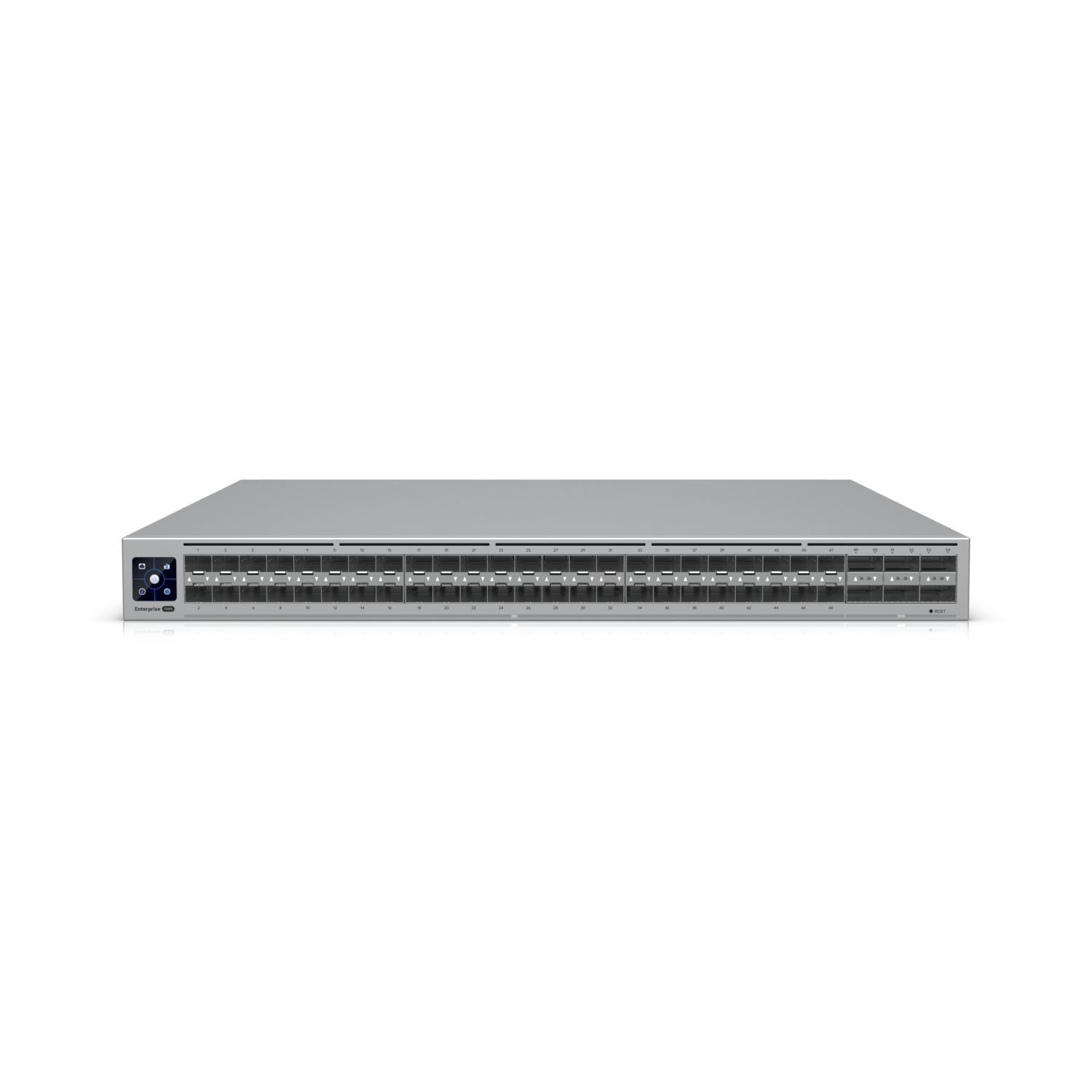 Uno switch di rete argentato con numerose porte è isolato su sfondo bianco.