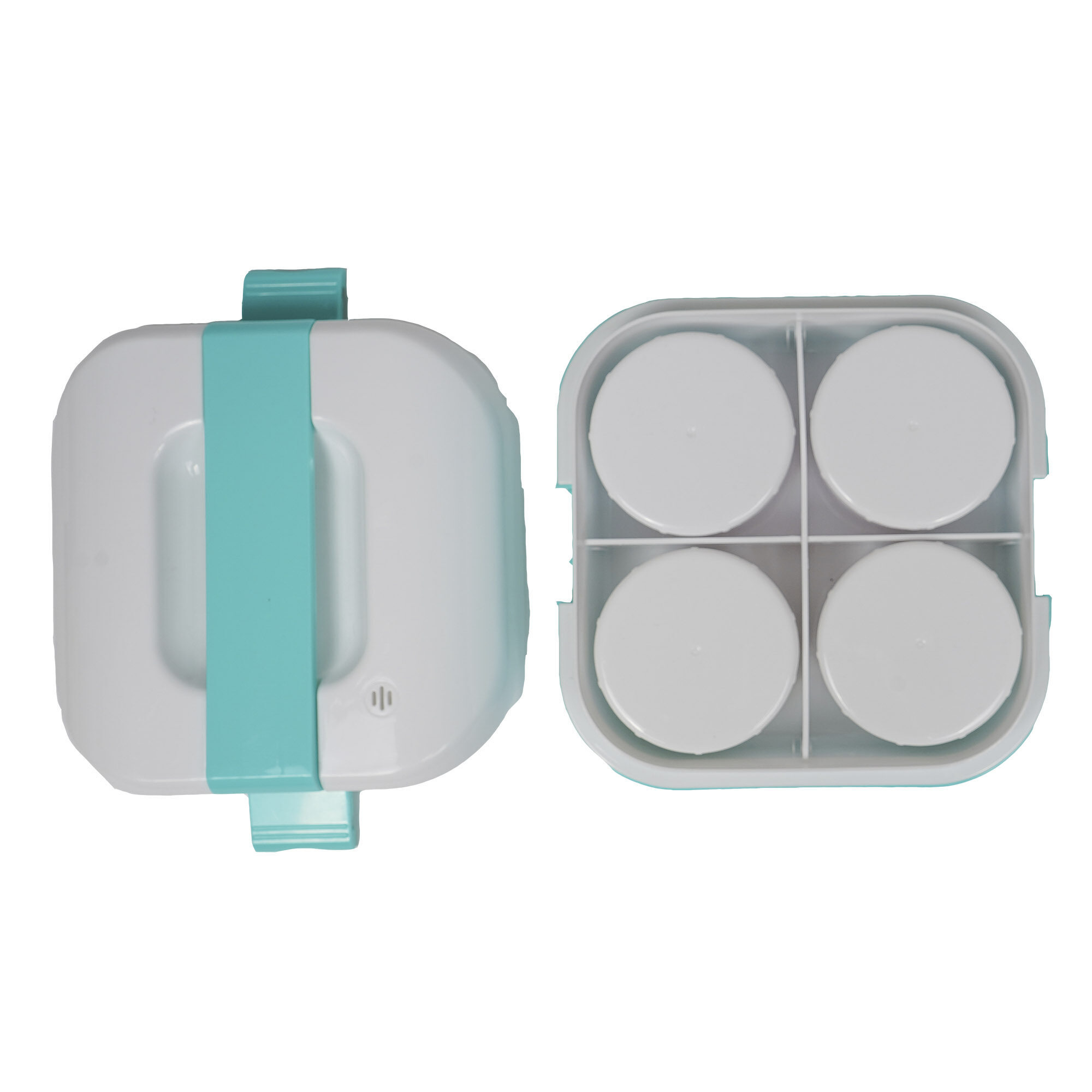Fiambrera blanca y verde azulado con cuatro recipientes dentro. La tapa está cerrada.
