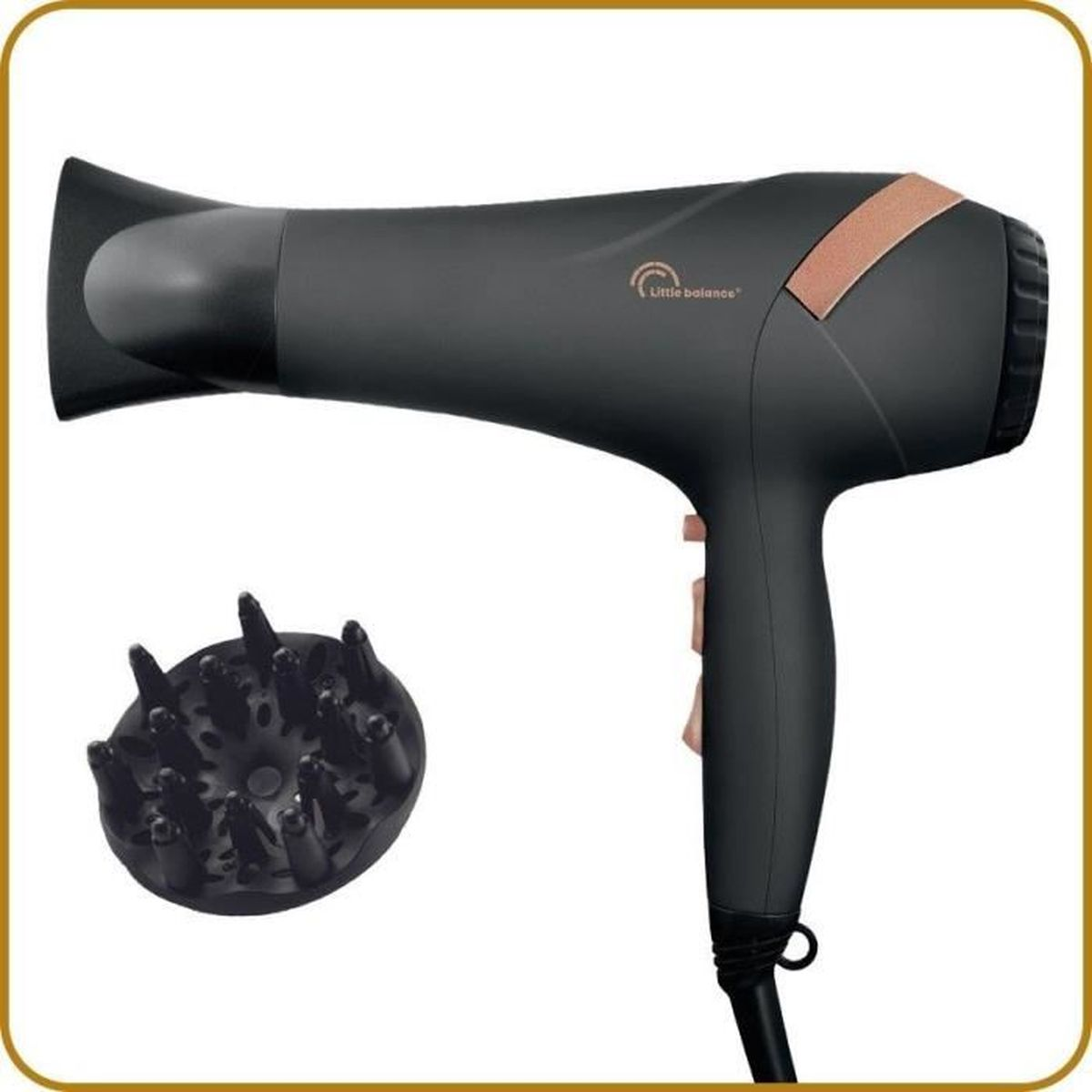 Czarna suszarka do włosów z nasadką dyfuzora. Suszarka jest czarna ze złotymi akcentami, na żółtym tle.